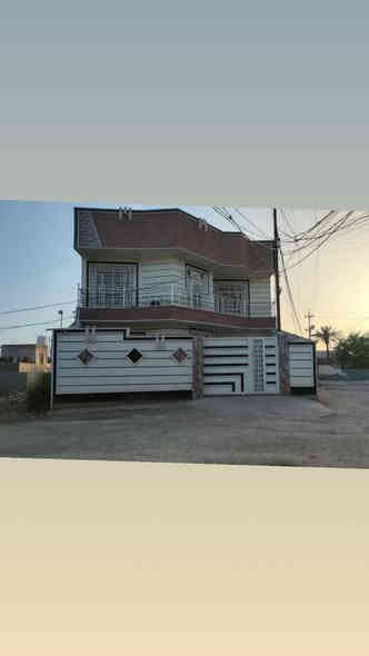 🏠 للبيع – بيت طابوق حديث في البكرلي الرابع (قرب شارع البحمير الرئيسي)

📍 يبعد عن الشارع الرئيسي حوالي 200 متر
📐 المساحة: 200 متر
🏡 المواصفات:

طابقين (نص جوه + نص فوك)

الطابق السفلي: غرفتين نوم

الطابق العلوي: غرفتين نوم (إحداها سويت)

كراج سيارة

بناء حديث طابوق

مكتمل الخدمات: مجاري + كهرباء + كونكريت + كونتر

💰 السعر: 90 مليون دينار عراقي (مع الكونتر)
📞 هاتف: ***********
