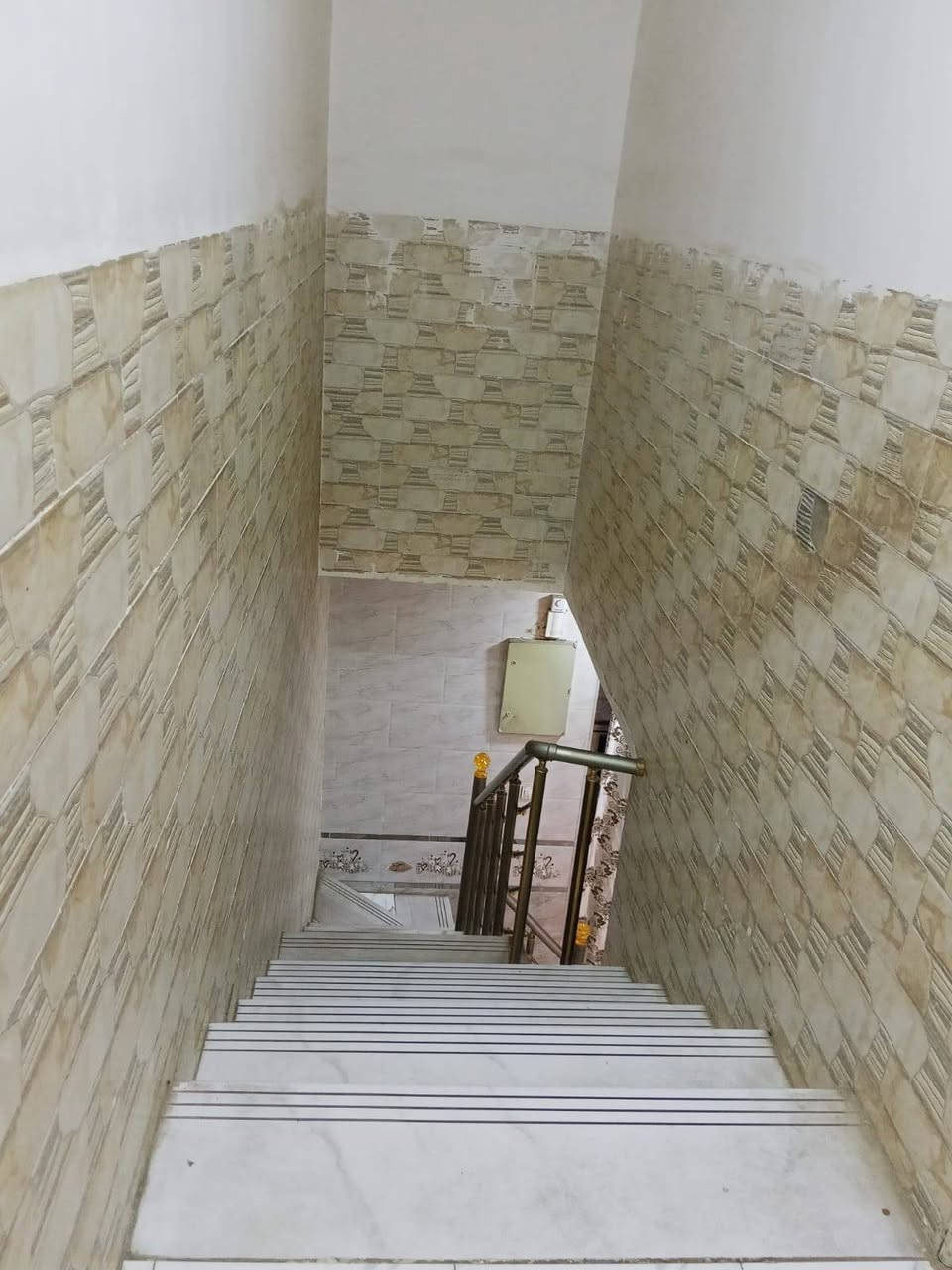 بيت للايجار مساحه 50متر ركن طابقين مقابيله ساحه شارعه 15 في حي الجامعه ***********
