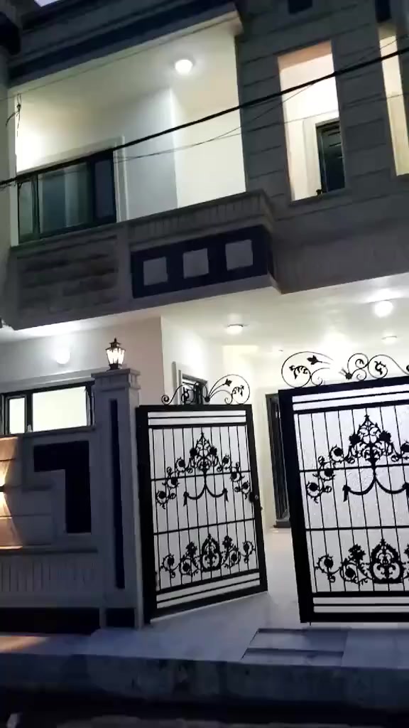 للبيع دارين تؤم في حي السماح الأساتذة 

مساحة كل دار 150 متر طابقين 

واجهة 7 ونص والنزال 20  واجهة كل دار 

سعر كل دار   170 وقابل للتفاوض 

بناء حديث زيرو 

مكتب الاصدقاء 

عنوان المكتب سايدين الأركان قرب روضة الأماني 

             او بصف حلويات التقوى 

***********
***********

نستقبل  العروضات البيع والشراء في كافة أنحاء الموصل
