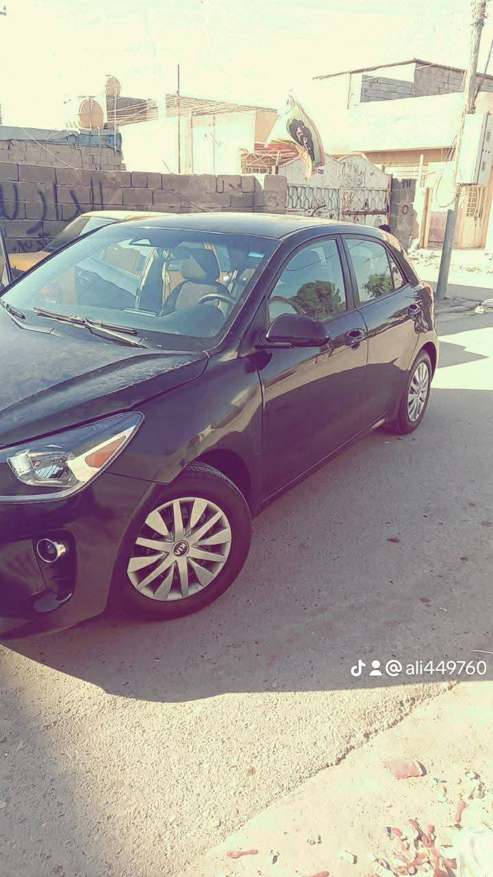 سلام عليكم  
كيا ريو 2020 فئة ال S تجي نص فول تحكمات ستيرن جهتين شاشة وكامرة ونضام سبورت و أيكو مكينتهة 1.6 دوش المرغوب تجي 8 نوزل كيرها at مو CVT حادثهة جاملغ وبنيد و البنيد مبدل ومصبوغ و الجاملغ الكدام اليسرة مصبوغ فقط (يعني قطعتين) السيارة ماشية 35 ألف سعرها ب 100 وبيها مجااال ‏‪***********‬‏
