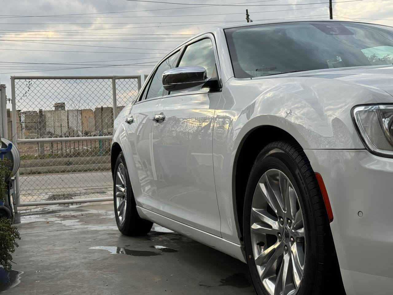 كرايسلر 300c
كفاله عامه كلين تايتل كندي  
#ملاحظه انه مبدل ويل 18 
الموديل:2018 كندي
العداد: ٨٢ ألف  كيلو متر مو ميل  
سياره جاهزه كله على لبلاد +منظومه زنون جديده ضمان سنتين
المحرك: 3.6 لتر 6 سلندر
ناقل الحركة: 8 سرعات اوتوماتيكي
نظام الدفع: دفع خلفي
(رقم سليمانية باسمي تحويل او تريد وكاله حاظر )

المواصفات:
رادار امامي مع مانع تصادم 
سكليتر مع بريك تحكم كهرباء
حساسات امامي 
اشاره بلمرأه الجانبيه 
سستم صوت كامل مع دمام خلفي 
ويل الالمنيوم قياس 18 انج 
شاشة لمس قياس 10.1 انج مع نظام ملاحة
نقطة عمياء وتحذير المسار الخلفي 
حساسات خلفية
مانع تصادم خلفي 
كاميرا خلفية
مرآة الرؤية الخلفية بخاصية التعتيم  
مقاعد جلد 
مقعد السائق والجانبي  كهربائي
المقاعد الامامية مدفئة وتبريد
مكيف الهواء مع تحكم 3 مناطق 
نظام ابل كاربلاي و اندرويد اوتو لاسلكي
دخول ذكي (بصمة)
نظام التشغيل عن بُعد
مصابيح أمامية أوتوماتيكية 
مرايا خارجية مدفئة
فتحات اكزوز مزدوجة
وسائد هوائية أمامية متعددة وجانبية وخلفية
مكان السياره البصره
مكلف بالنشر 
للاستفسار الاتصال***********
يوجد وتساب
