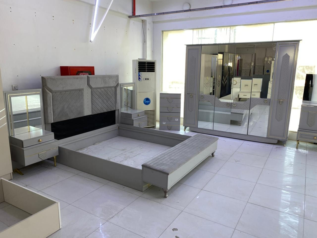 غرفه نوم تركي ٨ قطعه جديد مامستخدمه بسعر مناسب
٨٥٠ الف 
متوفره بالمعرض الذهبي للأثاث *********** ***********
