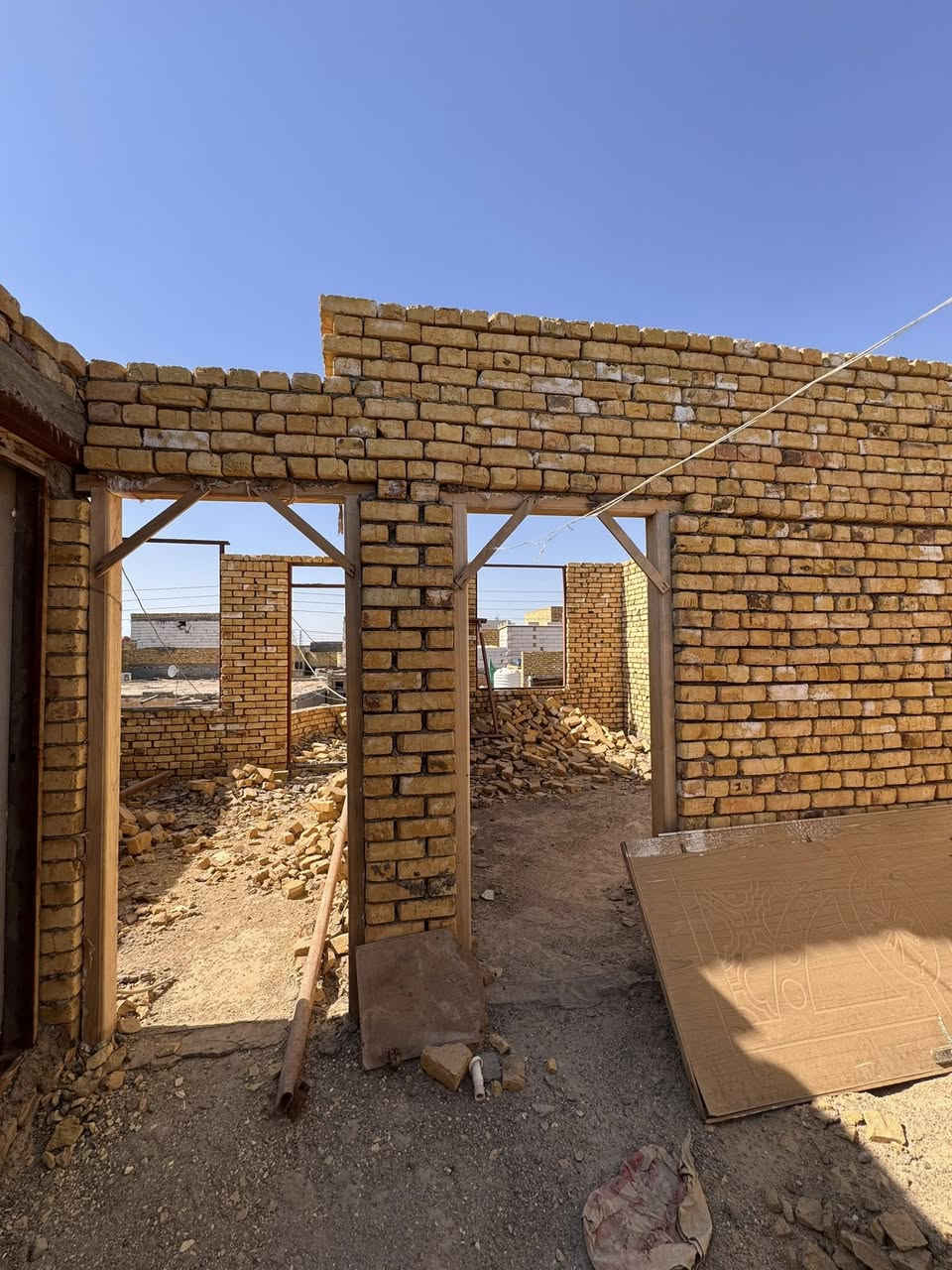 للبيع
منزل 🏠 بناء حديث مساحة "175م" ، طابقين .. الطابق الاول يحتوي على غرفتين + صاله + مطبخ + استقبال ، بالاضافه الى الطابق الثاني ،

موقع المنزل : منطقه الصخين " جامعة ذي قار " قرب الجسر الحولي ، او جسر الجامعة الجديد ..

السعر // ١٠٠ 

الاستفسار اكثر اتصال على رقم // ‭***********‬
