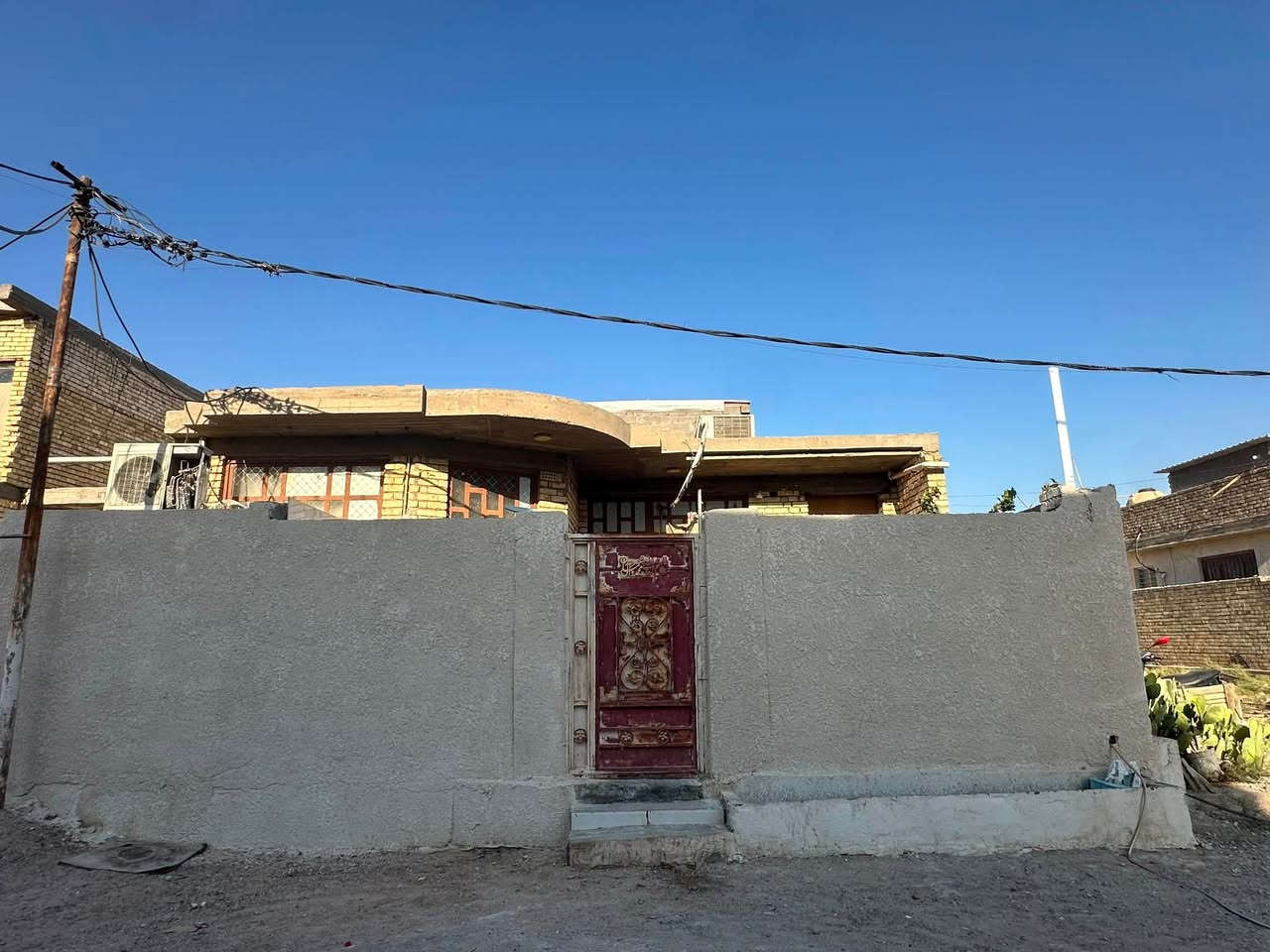 السلام عليكم بيت 200 متر للبيع منطقة الاوسمه والانواط شارع معمل الغاز الشارع 20متر التفاصيل داخل الفديو للاستفسار ***********
