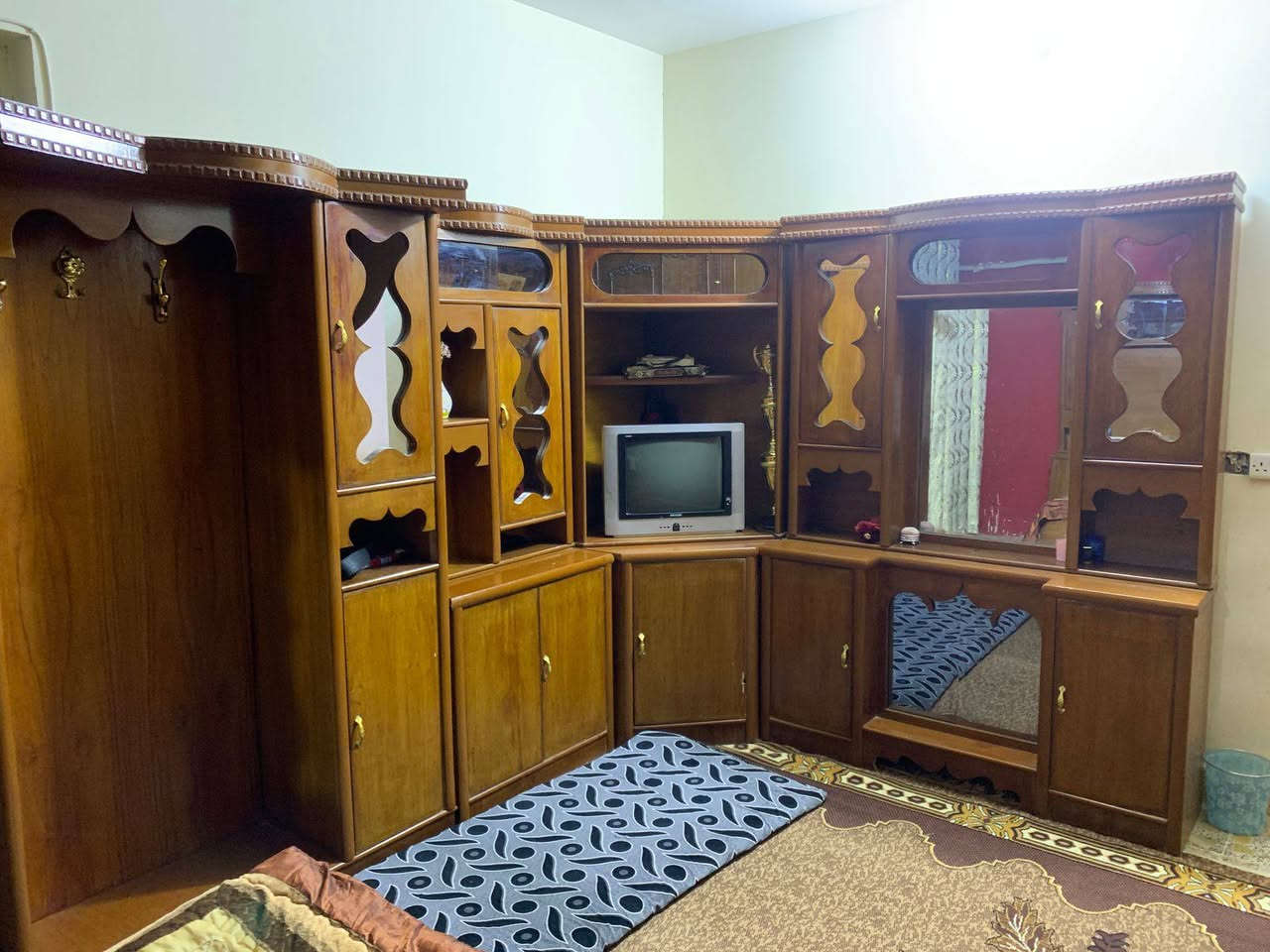 غرفة اخشاب نظيفهوجيده جدا للبيع شراي يتفضل على خاص  اواتصل الرقم ***********
