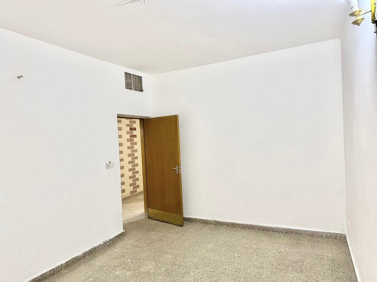 #للبيع دار ..(موقع وسعر مميز)
#المساحة 210متر ..#الواجهه 10م ونزال 21م
 #السعر: مناسب جداً 😍 للجاد بالشراء فقط يتصل 

🏡يحتوي ع 5 غرف نوم  كبار وصالة و إستقبال كبيرة وهول داخلي وصحيات عدد (3) ومطبخ عدد (2) وحديقة وكراج سيارة كبير وترك حول البيت مع سطح عالي وناصي

🔴البيت نظيف جدا وجاهز للسكن (كونكريت مسلح) طابو ملك صرف

💢 التعامل يكون مع صاحب العقار  مباشرةً💢

موقع العقار: بغداد- الكرخ/الاعلام- حي الشباب قرب سوق أميمة خلف جامع الحبيب المصطفى وقرب شارع قطر الندى التجاري
🛑 المنطقة تبليط وارصفة حديثة…عرض الشارع: 10م والرصيف: 2م

💢اي أستفسار (للجاد بالشراء فقط يتصل): ✅ يكون فقط على الخاص او اتصل على الرقم التالي ***********

#دار_للبيع
#الجميع
#عقارللبيع
@الجميع
@everyone
