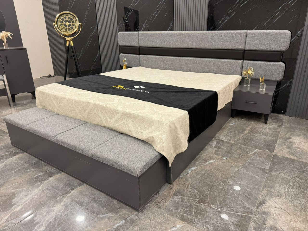 غرفه تركيه 10قطع ضمان الجوده ظهر بلوك جوي وبرقي حديد 
سرير مخزن سعر هاي الغرفه مليون و 200
*********** الشريقات, صلاح الدين
