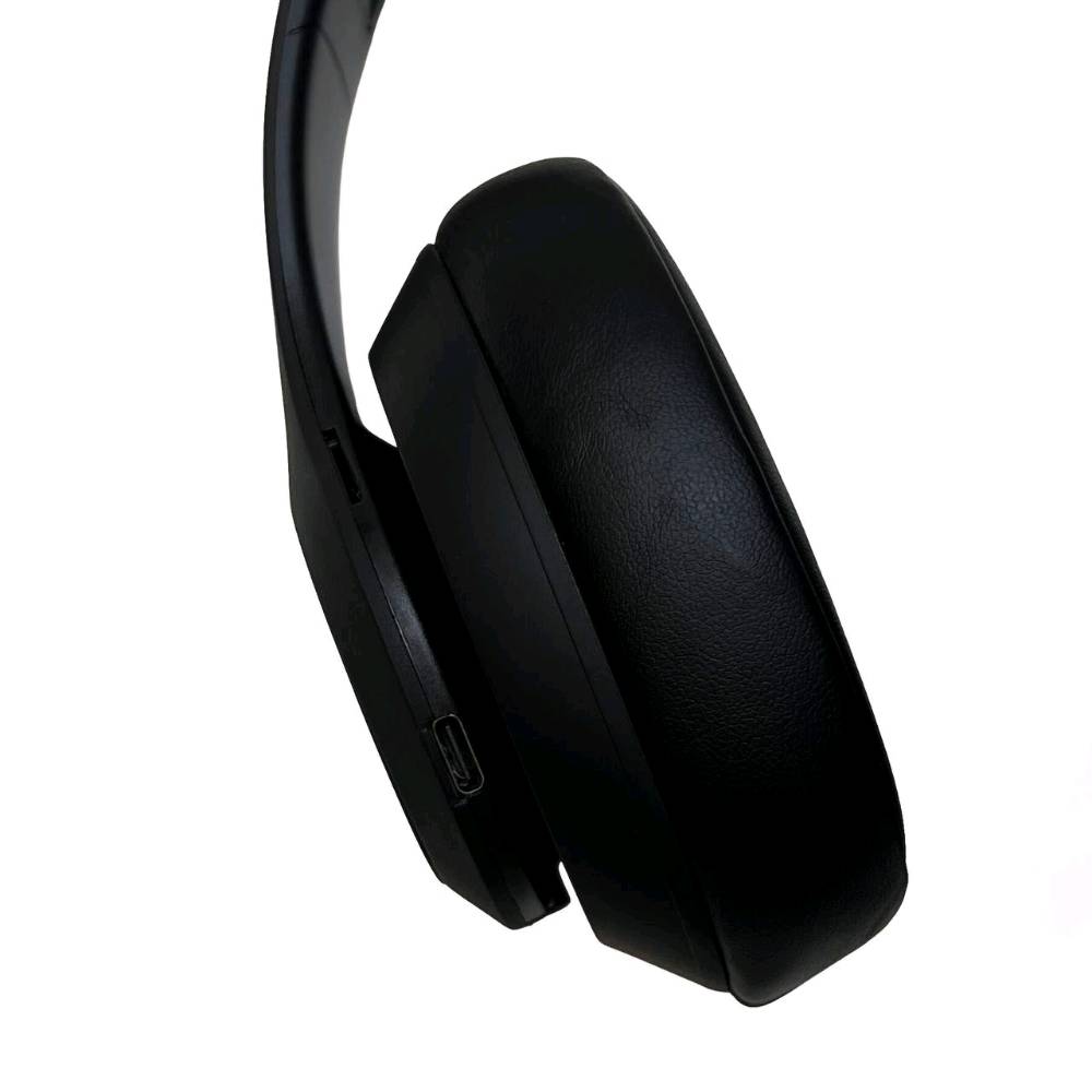 Beats Studio Pro – سماعات لاسلكية بإلغاء الضوضاء النشط

حوّل تجربة الاستماع إلى عالم من الصوت الغامر والدقة مع Beats Studio Pro

تصميم أنيق وأداء صوتي متقدم لمحبي الموسيقى والتقنية

نمط السماعة: فوق الأذن (Over‑Ear)

الاتصال اللاسلكي: Bluetooth Class 1، الإصدار 5.3

الاتصال السلكي: USB‑C يدعم Lossless Audio

مدخل سماعة تقليدي: 3.5 ملم

إلغاء الضوضاء: Active Noise Cancelling (ANC) قابل للتكيف

وضع الشفافية: يسمح بسماع الأصوات المحيطة دون نزع السماعة

الصوت المكاني: Spatial Audio مع تتبّع حركة الرأس (الأجهزة المدعومة)

مؤشر البطارية: مقياس مستوى وقود البطارية ومؤشر الشحن

يدعم الهاتف المحمول / MP3 / CD / الكمبيوتر الشخصي، وما إلى ذلك

شحن USB: DC5V IN

نسبة الإشارة إلى الضوضاء: 88 ديسيبل

مسافة الاتصال اللاسلكي: 10 أمتار

طاقة الخرج: 35 مللي واط

التردد اللاسلكي: 2.401-2.480 جيجاهرتز
محرك Beats Acoustic لتجربة صوتية استثنائية

إلغاء الضوضاء التكيفي لتقليل الضوضاء المحيطة بذكاء

ميكروفون للتحدث عن بعد أثناء المكالمات

ثلاثة أنماط صوتية مدمجة: Beats Signature، Entertainment، Conversation

تشغيل تلقائي/إيقاف تلقائي عند ارتداء أو نزع السماعة

واجهة سهلة الاستخدام وتحكم عبر الأزرار أو اللمس

يدعم Wi-Fi وBluetooth

يتوافق مع أجهزة iPhone وiPad