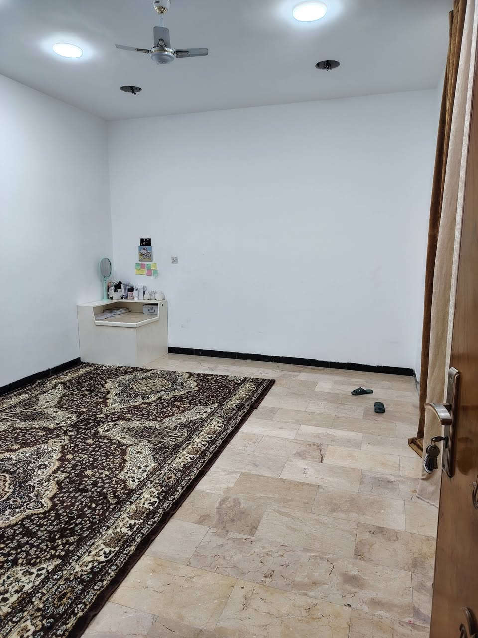 السلام عليكم دار للبيع مساحة 140م بناء 3طوابق حديث درجة اولا
يحتوي علا 4غرف نوم 
+صالة 
+استقبال 
+مطبخ 
+7صحيات

مكان  مدينة الصدر الاورفلي قرب حلاقة بيروت 
 الاتصال ولستفسار ***********
