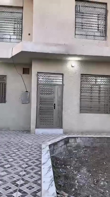 السلام عليكم متابعي صفحتنا الأعزاء يتوفر لدينا بيت للبيع وبسعر حلو و مناسب  طابو زراعي سند ٢٥مساحته ٢٠٠متر  يتكون البيت من طابقين ٣غرف نوم مع صالة ومطبخ واستقبال وصحيات وكراج يقع البيت في زراعي حي الأمير تدخل على البيت من يم الصيدلية الأولى أو من خلف كلية الإمام لمعرفة تفاصيل أكثر الاتصال على ***********
