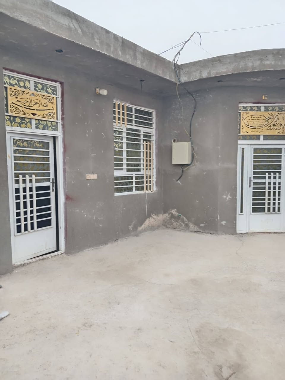 بيت للبيع قرب المتنبي يحتوى على ثلاث غرف نوم واستقبال ومطبخ وطرمه ومجمع صحيات خارجي ***********
