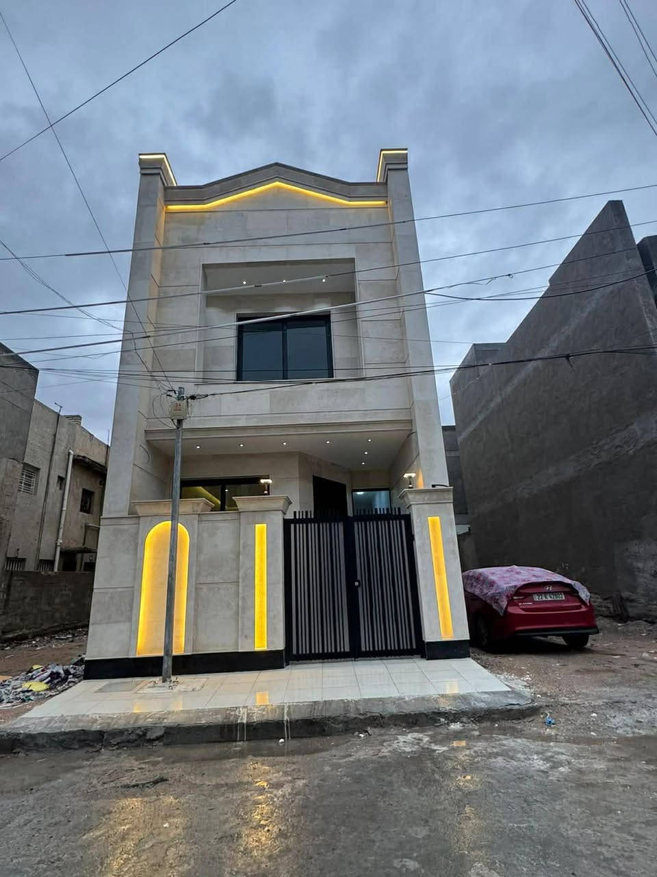 عل بركه الله
السلام عليكم 
دار للبيع المساحه 100 متر ثلاث طوابق بناء 2026
العنوان :-حي الجهاد/مربع المخابرات/خلف جامع محمد رسول الله 
الواجهه :-5 متر مدخلين 
النزال :- 20 متر 
يحتوي على:-غرف نوم عدد 4 كبيره/صاله/مطبخ/صحيات 3/منور/بيتونه/
طابو صرف/مربع سكني راقي وهادء/فرع عريض/واجهه مرمر/فول مواصفات/
للاستفسار الأتصال
***********
***********
يتوفر واتساب
