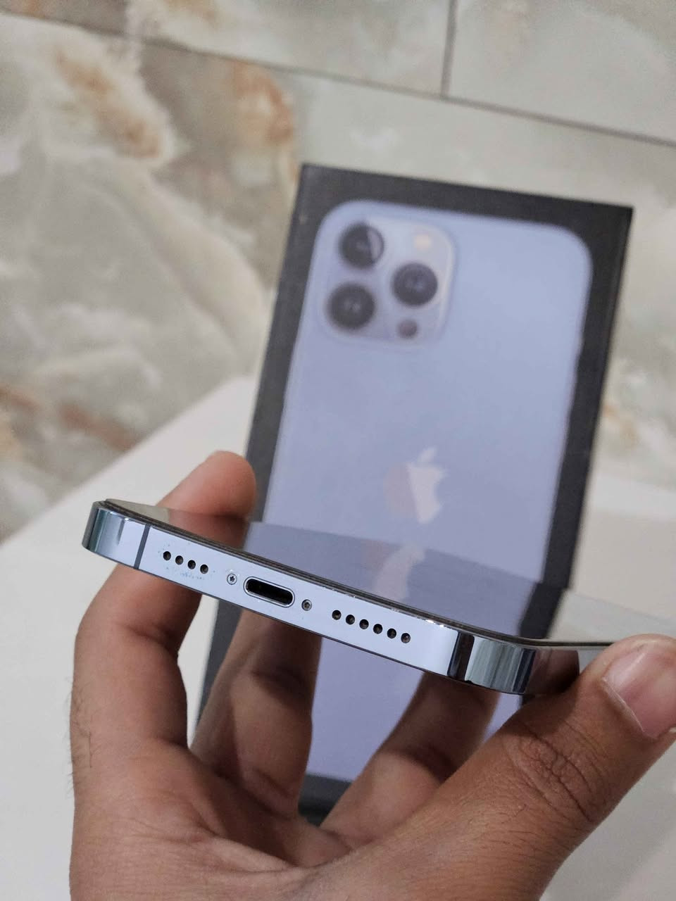 ايفون 13 برو ماكس 
تك شريحه نموذج M
ذاكره 256 بطاريه 85
كفاله عامه نضافه 100%

سعر 700 
عنوان نجف وعندي توصيل 

واتساب فقط *********** النجف, العراق
