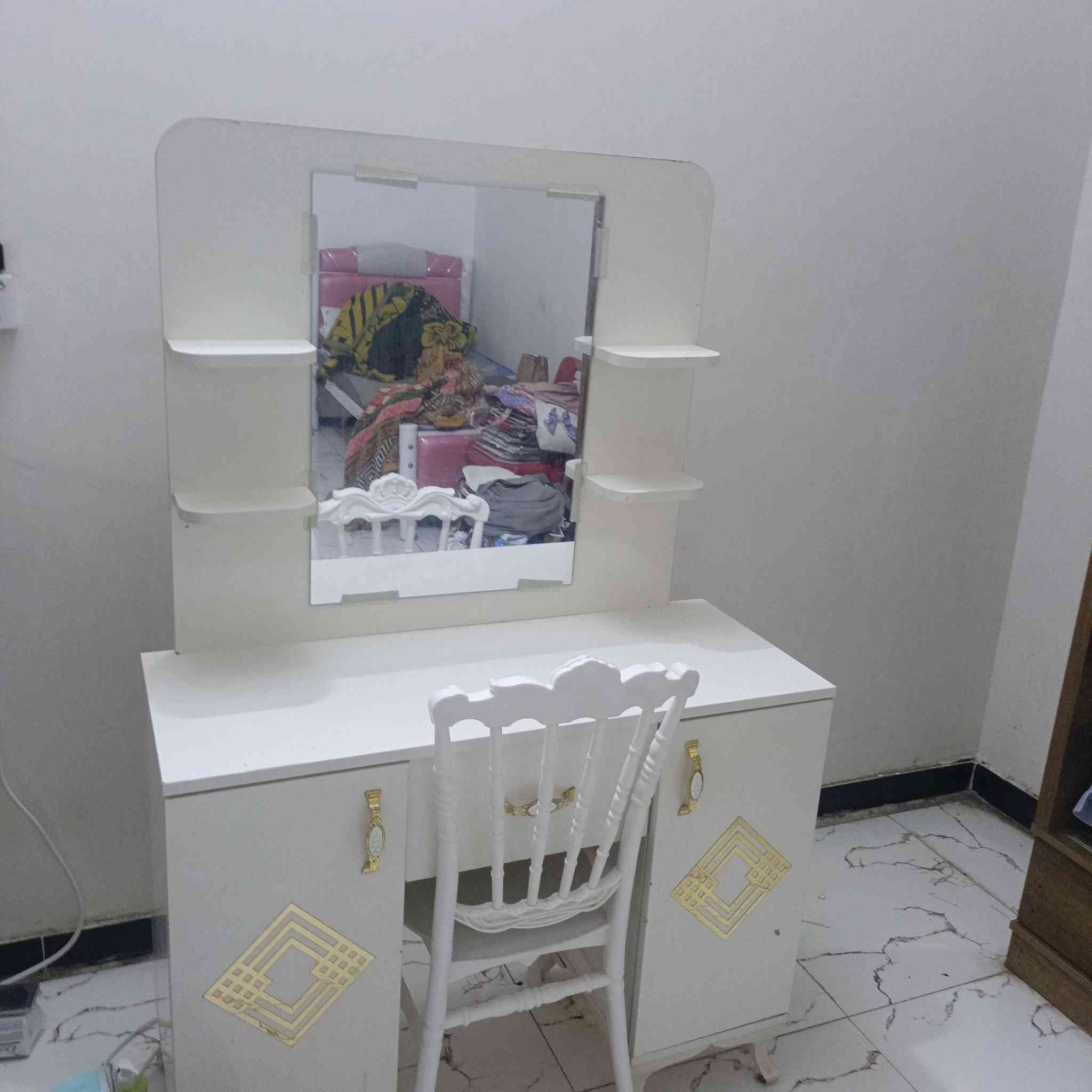 ميز مرايا مع الكرسي مع خزانة ملابس باب سلايت تركي المنشا للبيع سعر 275 مع المجال القليل موبايل ***********
