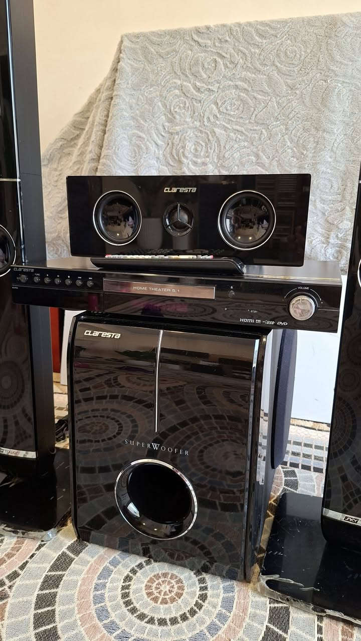 السلام عليكم 
هوم سستم من ماركة كلاريستا 
Home theater 5.1 claresta HDMI USB 
راديو 📻 FM اوبتكال مدخل aux و فلاش
جهاز شغال بالكامل ما داخل تصليح نضيف جدا 
كهرباء ٢٢٠ فولت صناعة اندنوسيا صوت جدا حلوه ناعم
سعر ١٢٥ الف 
للاتصال *********** عنوان كركوك 
توصيل كافة محافظات العراق
