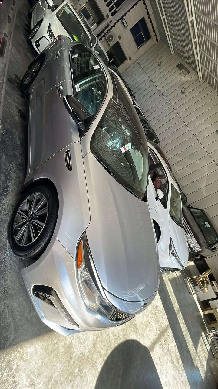 السلام عليكم 
كيا اوبتما موديل 2020 S
فول مواصفات 
رقم اربيل بسمنه سنويه ما ساقطه بعدها 
السياره حادثها ربع بنيد فقط بدون دواخل سونار السياره موجود بلمنشور 
بنوراما
بصمه 
كشن جلد
كشنات كهرباء
ميموري
لدات
سايد بريك كهرباء
كشنات تدفئه تبريد
شاشه كار بلي
اوتو هولد 
وبعد بيها مواصفات 
العنوان بغداد البياع 
السعر 132 وبيها مجال 
***********
