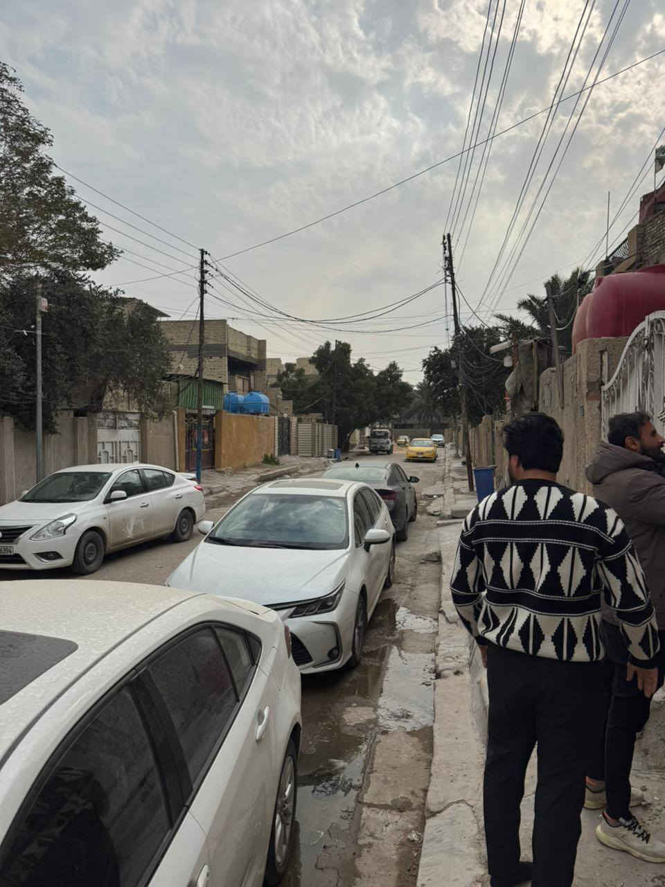 اسلام عليكم عندي بيت مساحه 160طابو صرف حي الرئاسه قرب سوك الرئاسه مقابيل المدارس 6غرف نوم ستقبال وصاله ومطبخ وصحيات للعلم المساحه الكليه 175 بسند 160 غي متوفر على خاص اتصال على *********** سعر185مليون
