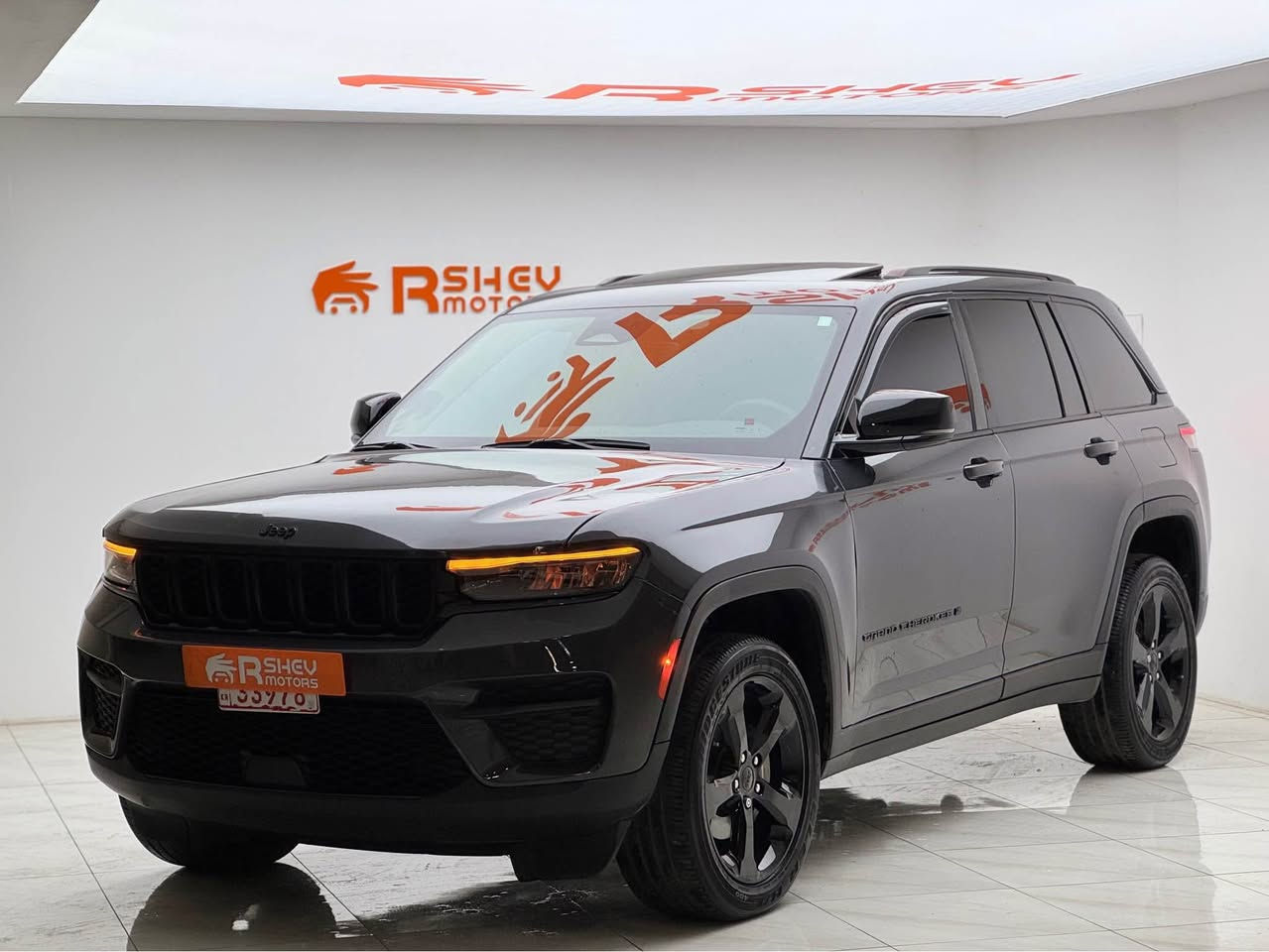 Jeep Grand Cherokee 2024
جيب گراند شيروكي ٢٠٢٤

مواصفات Laredo 4x4 السيارة تجي ٢ سويج
(مقاعد جلد+شاومو-مقاعد تدفئة-ستيرن تدفئة-رادار جانبي و امامي-لايت LED زينون-شاشة كبيرة-كاميرا خلفية)

مكينة ٦سلندر حجم ٣.٦لتر تنفس طبيعي
ماشية 26,000 ميل و بحالة ممتازة 

ضرر السيارة بيها حافة البنيد صبغ فقط بدون دواخل و ايرباك
السيارة كلش حلوة و نظيفة 

السيارة رقم كاتي دهوك تترقم شمالي
مكفولة من كير و محرك و كهربائيات

و ب سعر(308$) ورقة و بيها مجال

مكان السيارة

دهوك -معرض ارشف R-Shev
رقم51 من معارض التيرمينال 

***********
*********** دهوك, العراق
