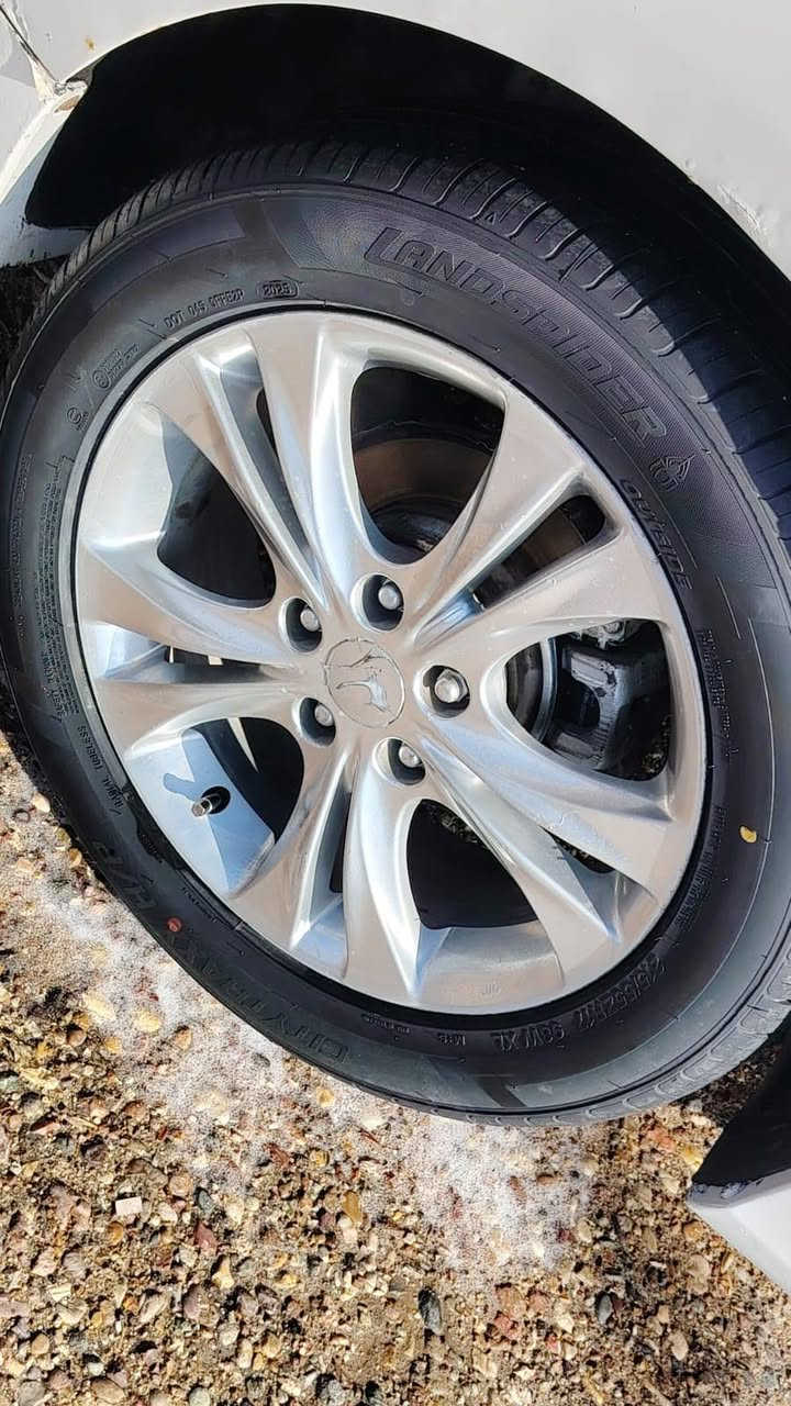 سلام عليكم. سوناتا للبيع   موديل 2013 خليجي اصل.الشركة العامة. رقم بابل انكليزي مشروع وطني تحويلهة بأي مكان يعجبك  الداخل بيجي واسود لونين المرغوب مكينة 2400دوش السيارة كير ومكينة بالكارتون صار اسبوع من شادهن السيارة كلة جديد حدادة خلفي وامامي جديدة تخم تاير جديد باتري جديد. السيارة فول مواصفات عدا الفتحة كشن كهرباء مري شفط اشاير بالمري تبريد قطعتين 
 4 دسك 
السيارة استخدام شخصي. بيهة. ضربة بالدعامية الخلفية واطراف الجاملغ الخلفي كد شبر. وبيهة مكانات صبغ اثر طخات بسيطة. مع العلم بدون اي دواخل. السعر. 110.  غير متواجد ع الفيس.  الاتصال ع الرقم *********** عمارة, ميسان
