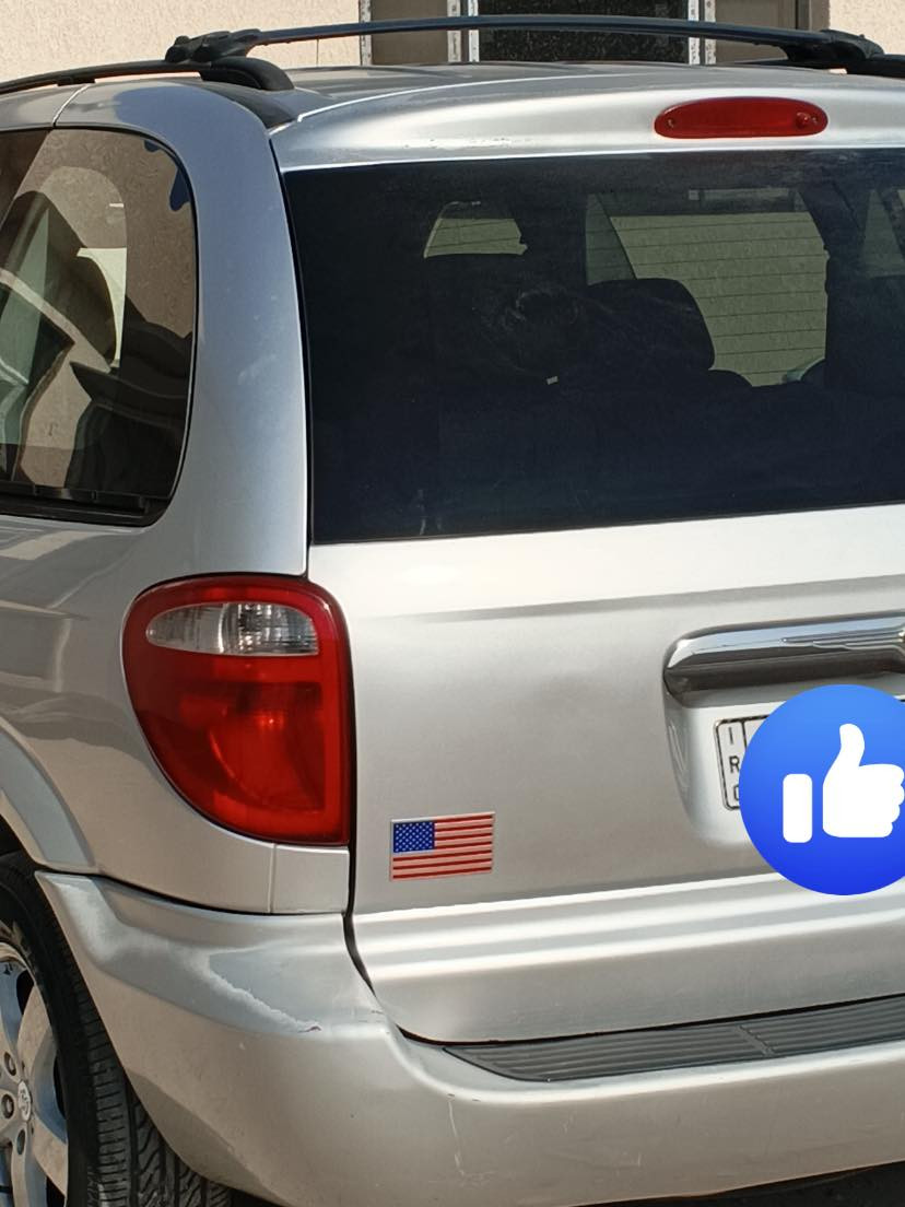 السلام عليكم
دوج كرفان 2007 
مابيها ولا قطعه صبغ بس نص دعاميه 
ماشيه 160 الف 
رقم بغداد سنويه بأسمي 
رايدها 88 ورقه 
مكانها بغداد 
رقم ***********
