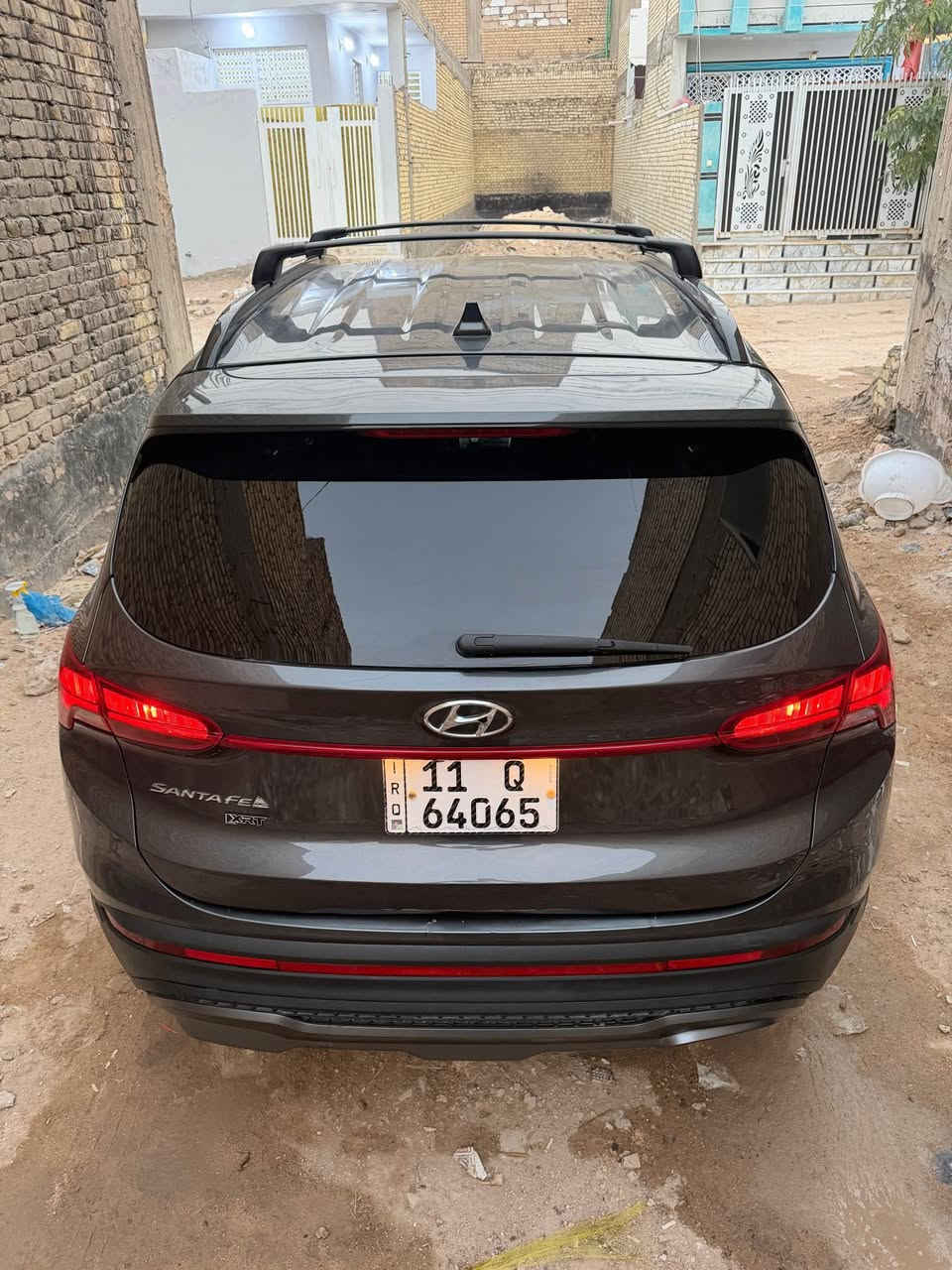 للبيع هيونداي سنتافي 2023 XRT 
• الموديل: 2023.
• الفئة: XRT (الإصدار الرياضي المميز).
• المسافة المقطوعة: 95,670 كم فقط.
• المحرك: 4 سلندر، 2.5L (اقتصادي وقوي).
• ناقل الحركة: أوتوماتيك 8 سرعات (دكم).
• التصميم الخارجي: شبك أمامي رياضي باللون الأسود، سكك سقف سوداء، ودعامات جانبية (Side Steps) أصلية.
• التحكم والقيادة: نظام Drive Mode (تغيير وضعيات القيادة: Comfort, Sport, Smart).
• الداخلية: مقاعد جلد فخمة مع تحكم كهربائي، شاشة لمس كبيرة تدعم Apple CarPlay و Android Auto.
• التقنيات: تشغيل بصمة، تشغيل عن بعد، رادار أمامي، رادار جانبي (نقطة عمياء)، وتحديد مسار.
• الإضافات: كاميرا خلفية دوارة، حساسات خلفية، شحن لاسلكي للهاتف، وتبريد/تدفئة مقاعد.
• العجلات: ويل كب XRT المميز قياس 18 إنش.
• السيارة نظيفة جداً وجاهزة من كل النواحي (كما موضح بالصور).
نوع الحادث: ضرر أمامي بسيط (كما موضح في الصور المرفقة من المزاد).
السيارة رقم بغداد بأسمي تحويل مباشر
مكاني النجف الاشرف
السعر 195 ورقة
*********** النجف, العراق
