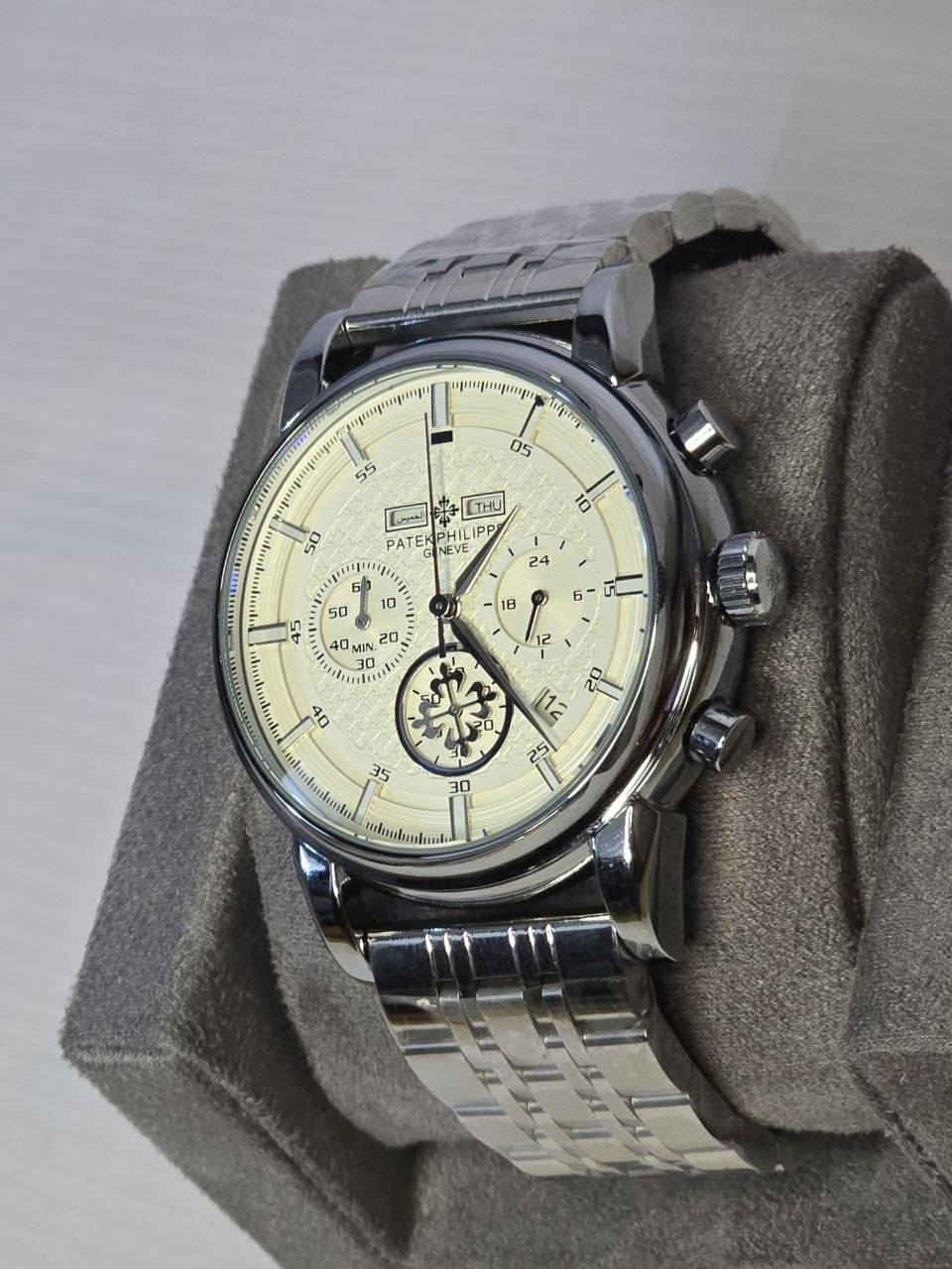 ساعة باتك فلب PATEK PHILIPPE
تحفة فنية 
لرجال الاعمال والمحبي الرسمي
مكينة كوارتز ( نظام ستوبوج) جميع السناتر شغاله 
هيكل يتانلس ستيل
ميناء مميزه ابيض وارقام لامينوس مزودة بمنفذ تاريخ واسبوعي (عربي+انكليزي)
زجاج زفير مزرق ضد الخدش
مقاومة الماء والغبار 
 قفل فراشة 
ساعة مختمة بالكامل

السعر :- 40 ع اول تم 
للحجز والاستفسار يرجى مراسلة الصفحه


**إذا كنت صاحب هذا الإعلان وتريد حذفه لأي سبب، رجاءا أرسل رسالة إلى الدعم الفني**