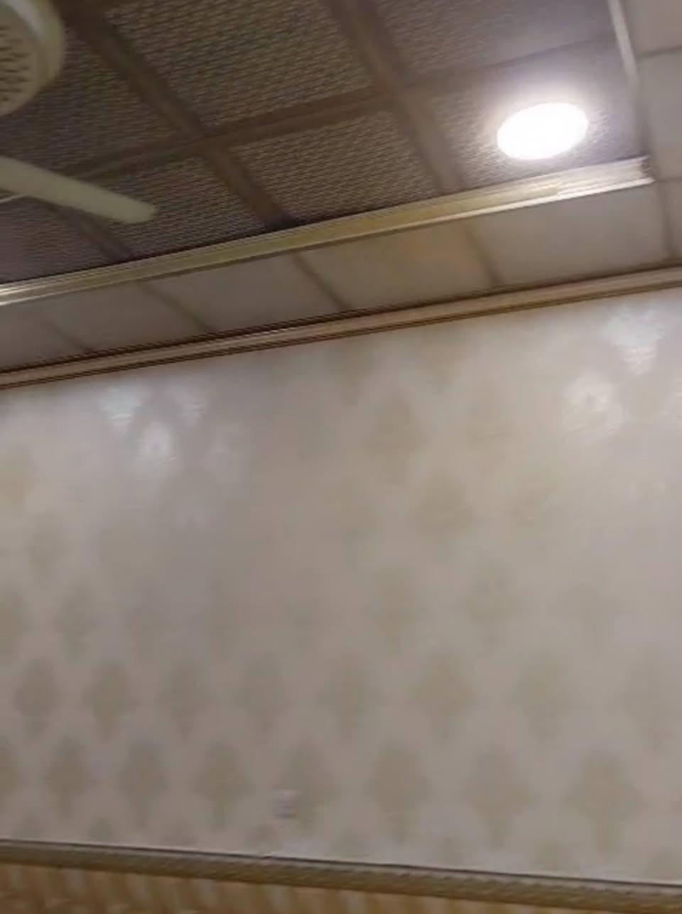 بيت للايجار في التنومة كردلان شارع ابو طالب مقابل مدارس الجوشن ١٠٠متر غرفتين واستقبال وباقي المشتملات طابق واحد قريب على الخدمات وواصل التبليط للباب للتواصل ***********وتساب البصرة, العراق
