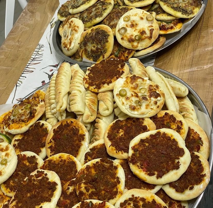 معجناتنا غير طعم 😋🥐
هشاشة بالعجينة، وحشوات تشهي، وطعم يرد الروح ✨
كلها تنعمل يومياً حتى توصلكم طازجة ولذيذة �