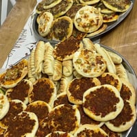 معجناتنا غير طعم 😋🥐 هشاشة بالعجينة، وحشوات تشهي، وطعم يرد الروح ✨ كلها...