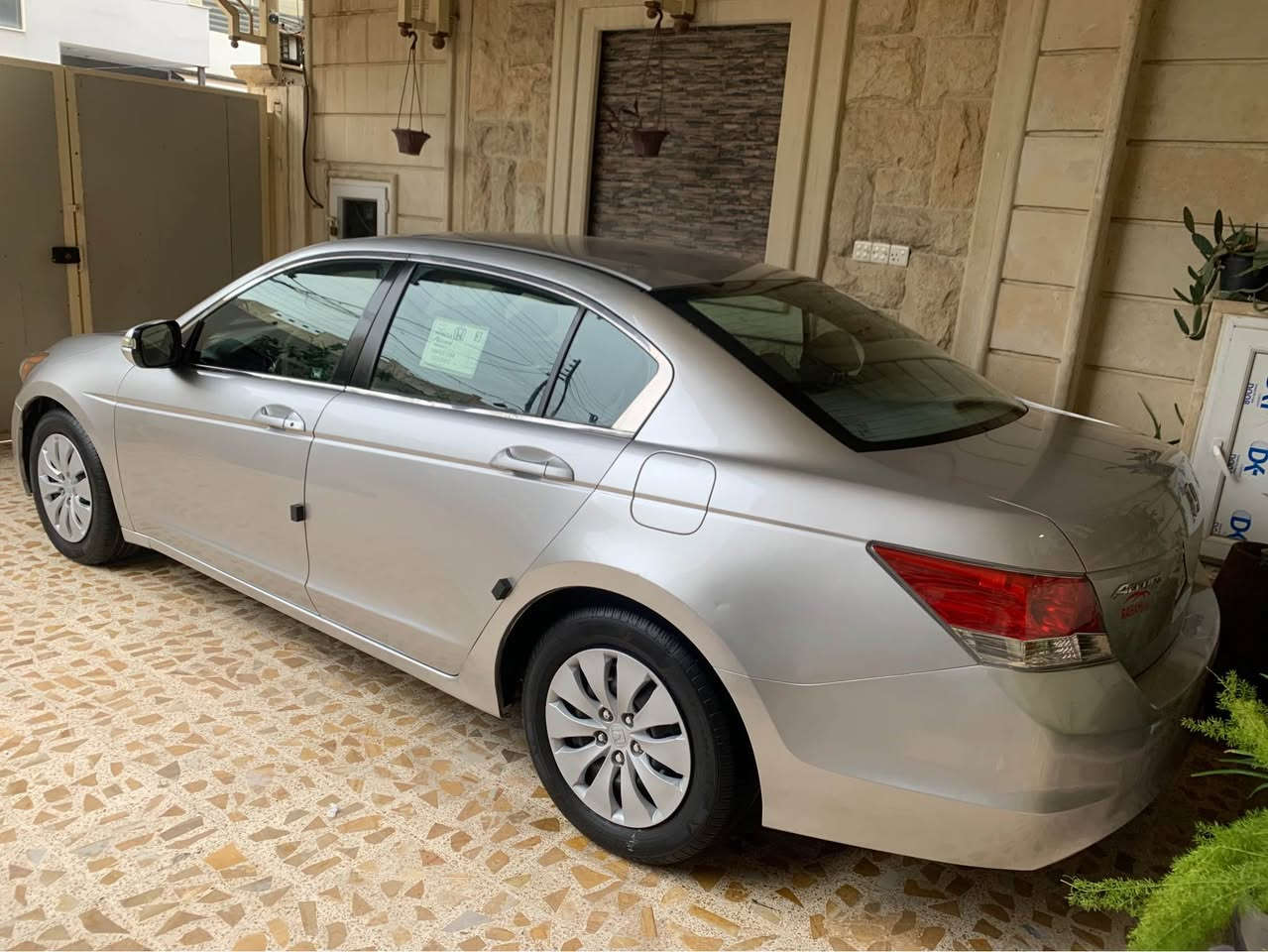 قبل كلشي ركزلي على السيارة اشكد ماشية 
بالف عافية الي ياخذها سيارة خام...
هوندا اكورد  ياباني2011(وارد).
HONDA  ACCORD 
عداد المسافات:68 الف.
محرك : 2400 مامفتوح.
كير اوتوماتيك ..شاشة ديجيتال ،،، فرش قديفة فاخر ،،، فرامل ABS ،،، سنادات يد امامية و خلفية ،،، مسجلة CD كاملة ،،، امان AIRBAG ،،، مرايا كهربائية ،،، تطعيمات كروم ،،، إشارات بالمري ،،، جهاز تحكم ،،، تحكم مقود جهتين ،،، اضواء أمامية الية،،، مرآة آلية التعتيم ،،، سبيلر خلفي بشرط مانازل ،بيها بابين اليسار امبدلين باصلي ومصبوغين توحيد لون السيارة تفتح البوند كلها وضع شركة ...السيارة 14 سنة على ايد وحدة السعر النهائي90 *********** مكان السيارة موصل موصل, نينوى
