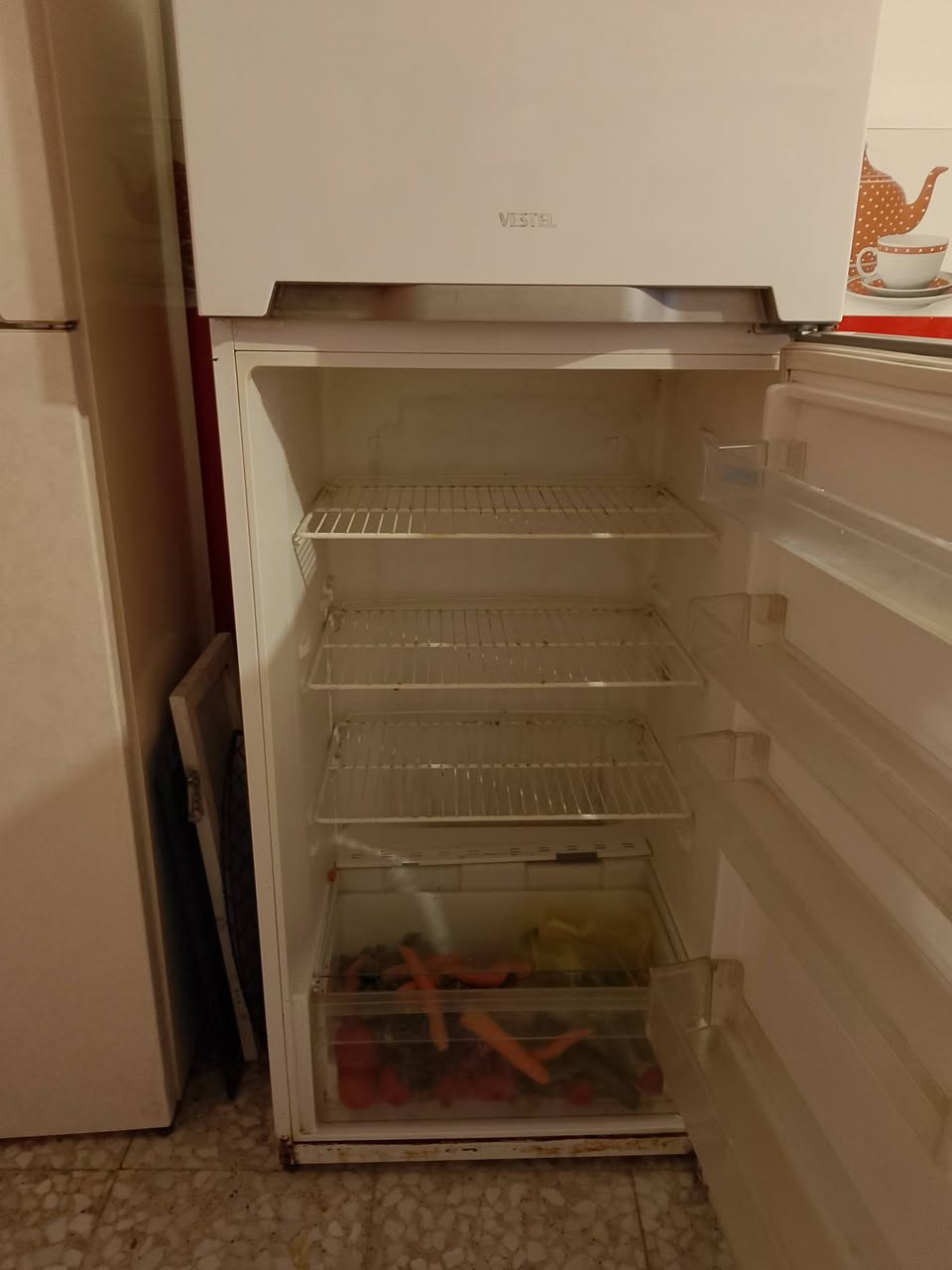 السلام عليكم شلونكم اخواني عندي ثلاجة مستعملة بس نظيفة وتجمد مثل ماموضحة بالصورة  يرجى الاستفسار على هذا الرقم او الواتساب ***********
