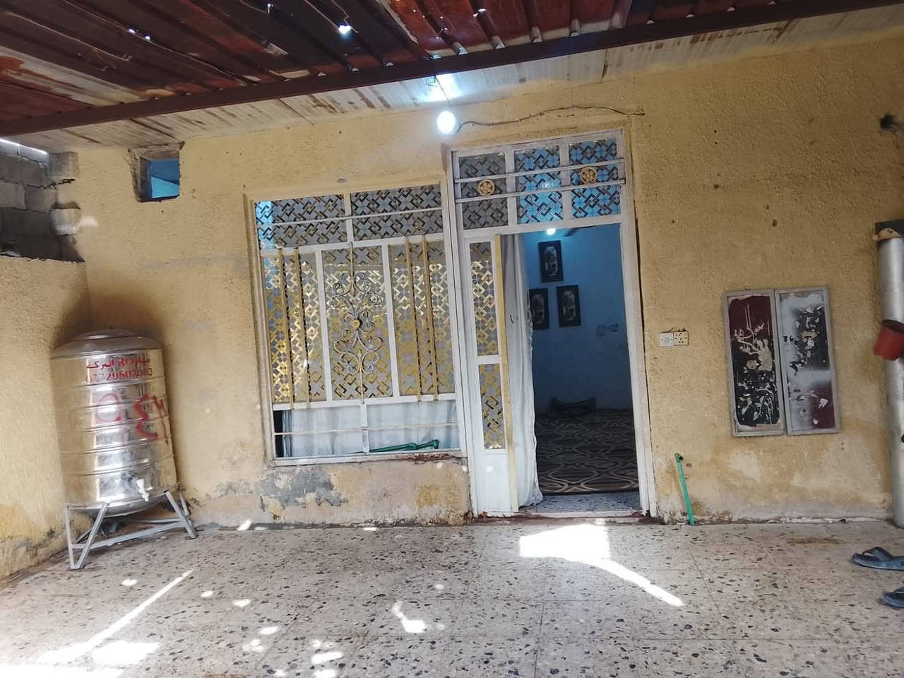 السلام عليكم بيت للبيع او مراوس حسب لقناعه البيت ١٠٠ مربع ابياض وكاشي ونضيف وثالث بيت عله الشارع لتبليط وخدمات كامله مجاري ريسيه مدارس لسكف سندويتش قطعه واحد تجاوز واقع حال ولسعر 28 وبي مجال رقمي واتساب ***********
