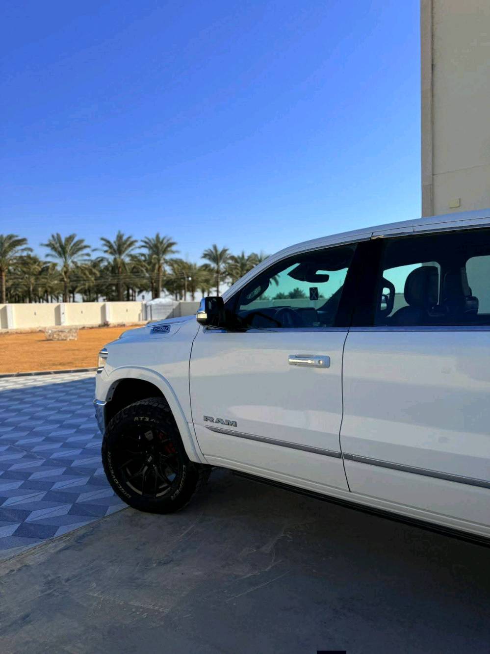 دوج رام 1500(( لمتد )) فول فول مواصفات
الموديل 2021
المحرك : V8 5.7L .
رقم بغداد باسمي تحويل مباشر
ماشيه 65
المواصفات :فول 1/1 
دوس كهرباء 
* دفع رباعي 4x4. فور ويل
رادار تفاعلي مع مانع تصادم. 
نقطة عمياء. .
 بجم كبس
* دوسات جانبية كهربائية.
* المصابيح الأمامية زنون.
* كشافات الضباب زنون. 
* المصابيح الأمامية والمصابيح الخلفية LED. 
* دخول ذكي (بصمة). 
* تشغيل عن بعد.
* مقاعد من الجلد الفاخر. 
* المقاعد كهربائية مع ميموري.
* المقاعد الأمامية تبريد وتدفئة.
الستيرن تدفئه 
شاشة كبيرة 12 أنچ.
* نظام ملاحة نفكيشن GPS
* حساسات امامية وخلفية.
* مانع تصادم خلفي. 
* مكيف خلفي.
*محدد سرعة.
* مرايا كهربائية جانبية من الكروم قابلة للطي كهربائيا.
* شاحن موبايل لاسلكي (واير ليس).
* الشباك الخلفي كهربائي
* امكانية تعديل ارتفاع دواسات البنزين والبريك.
* هاند بريك كهربائي.
* جوبلسات جگات تصعد وتنزل 
* حساسات امامية. 
* حساسات خلفية. 
* مرايا مع خاصية التعتيم الذاتي. 
* مساحات تخزين إضافية 
باب طويل بدي قصير مرغوب 
امريكي حادثها كلش بسيط بدون ايرباك طرف الباب فقط 
سياره جديده بمعنه الكلمه

للبيع او مراوس حسب القناعه لاستفسار اكثر تصال برقم 

***********
