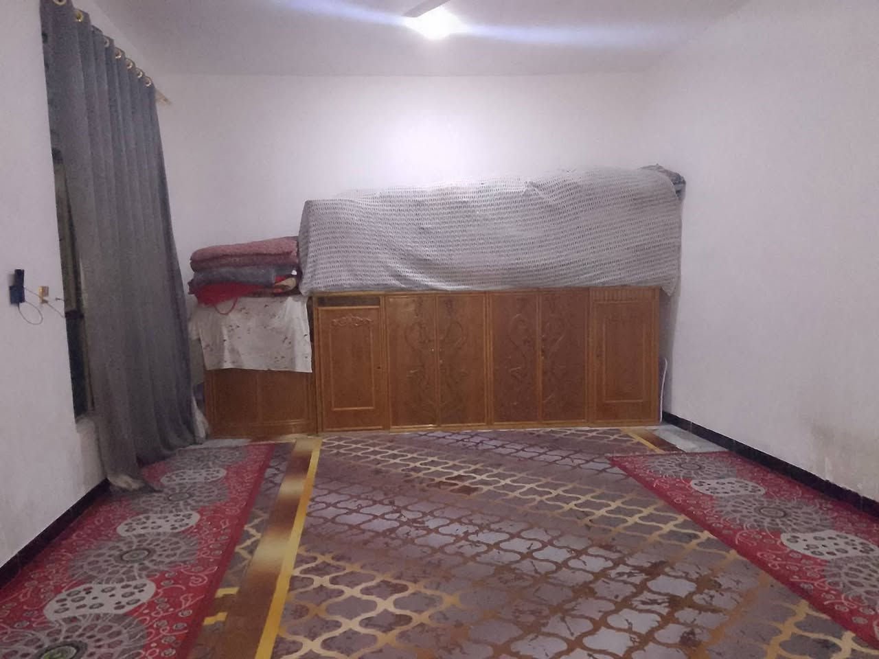 السلام عليكم 
بيت لبيع المساحه 250متر 
خلف معمل خشب بيت عدان الشارع مقابيل فرن الصمون 
طابو زراعي سند 25
البيت تحويل بسم المشتري 
غرفتين نوم 
استقبال 
صاله 
مطبخ حار وبارد 
صحيات داخل وخارج  منور اثنين
كراج سياره اي استفسار ***********
