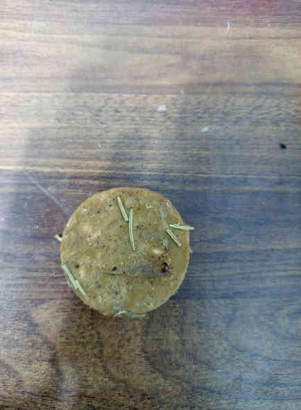 صابون مصنوع من مكوّنات طبيعية مختارة بعناية:

🌸 ورد مجفف فاخر

🍯 عسل طبيعي أصلي

🌿 مواد عشبية منقية ومهدّئة للبشرة

🧪 خالي تماماً من الكيمياويات والمواد الصناعية

✨ فوائد صابوننا الطبيعي:

✔ يرطّب البشرة بعمق ويحافظ على نعومتها

✔ ينطي ريحة طبيعية هادئة من الورد

✔ العسل يساهم بتغذية البشرة وإعطائها لمعة صحية

✔ الأعشاب تنظّف بلطف وتناسب البشرة الحساسة

✔ آمن للأطفال والكبار

💚 خلي البشرة تتنفس طبيعي… لأن الجمال يبدأ من الطبيعة!

📦 متوفر الآن بكميات محدودة

📩 للطلب والاستفسار مراسلة الصفحة 

رقم الهاتف  ***********
