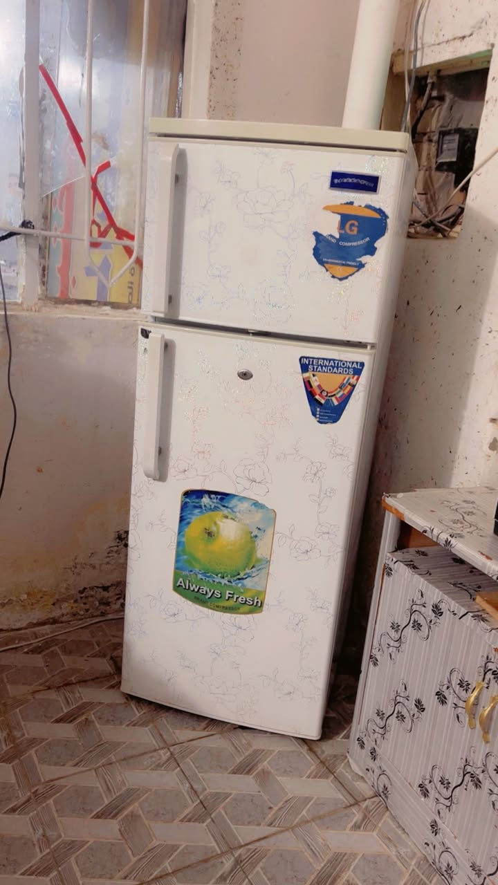 ثلاجه للبيع
سعر ١٠٠ الف 
الاستفسار //***********
