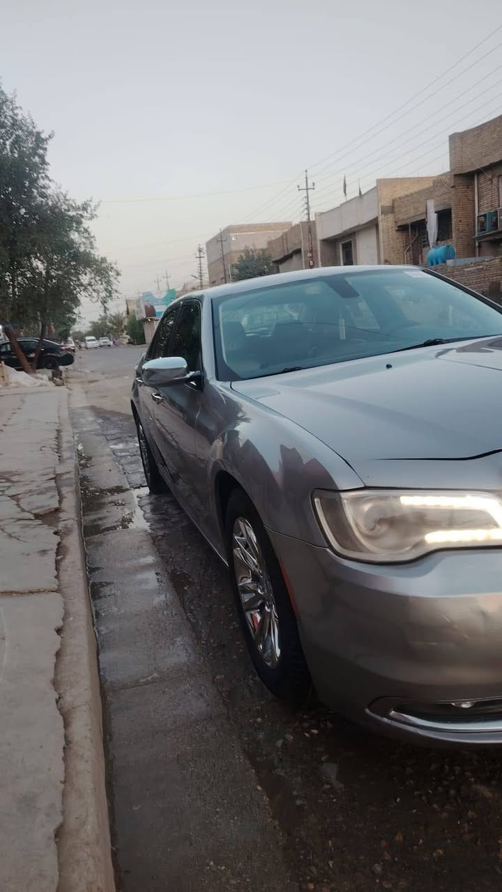 سلام عليكم من رخصه الادمن للبيع  ( كرايسلر اوباما 2017 اصل رقم لدولي  السياه وارد  امريكي كلين بدون حادث  السياره كفاله شاصي لغد مكينه كير اكسل وجاهزه من كلشي وجديده كلشش
1/ مكينه اوكير 3600
2 شاشه كبيره 
3/كشنات جلد كهربائي 
4 ويل 18 اصلي 
5/منضومه زنون   
8/ تحكمات ستيرآ
9 /كشافات زنون لايت زنون 
10/شاشه كبيره كامره خلفيه 
وباقي المواصفات معروفه والسياره جديده اوسعره مناسب السعر للاستفسار الاتصال على الرقم ***********
