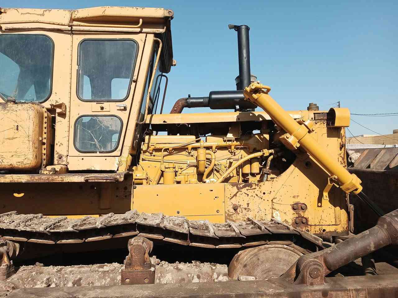 بلدوزر للبيع رقم بغداد لماني محرك سايس ٢٥.  ***********
