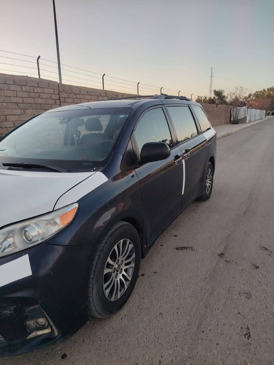 السلام عليكم
تيوتا سينا موديل 2020 حادث مرفق ويه صور بيها ثلاث قطع باب سايق جامرلخ امامي جامرلخ خلفي
مواصافات فول واحد ع واحد 
ماشيه (268)ميل 
السعر (197)مكاني موصل تلعفر 
للاستفسار ***********
