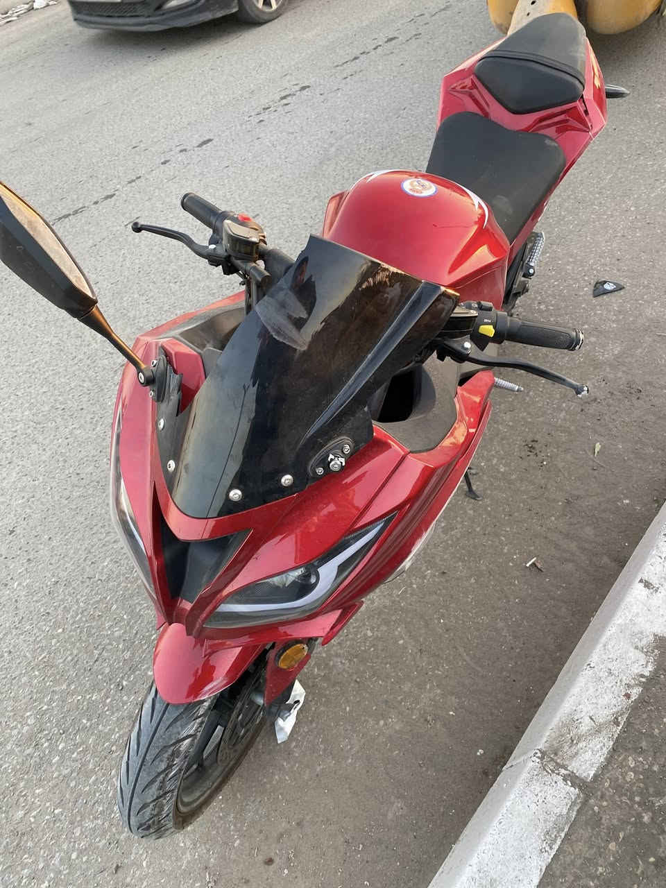 سلام عليكم بطحة شحن بطارية (ليثيوم ليثيوم ليثيوم) دبل بصمة تشغيل عن بعد استخدام شهر ونص ماشية قليل 40 امبير سرعة 120 وية الوزن 100 مثل متشوفون جامتها مكسورة و تك مراية و بيها شخوط بسيطة مثل ما موضحة لد نهاري زنون وياها خوذة بنفس اللون الدراجة مابيها اي شي ثاني و موديل 2025 مكاني بغداد جديدة قرب معجنات الدرويش ***********
