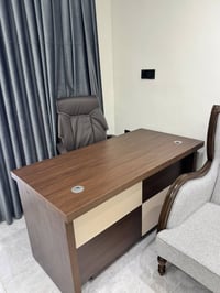 للبيع ميز و كرسي متحرك كلش جديدات سعرهن 325 الف   (07807265141)