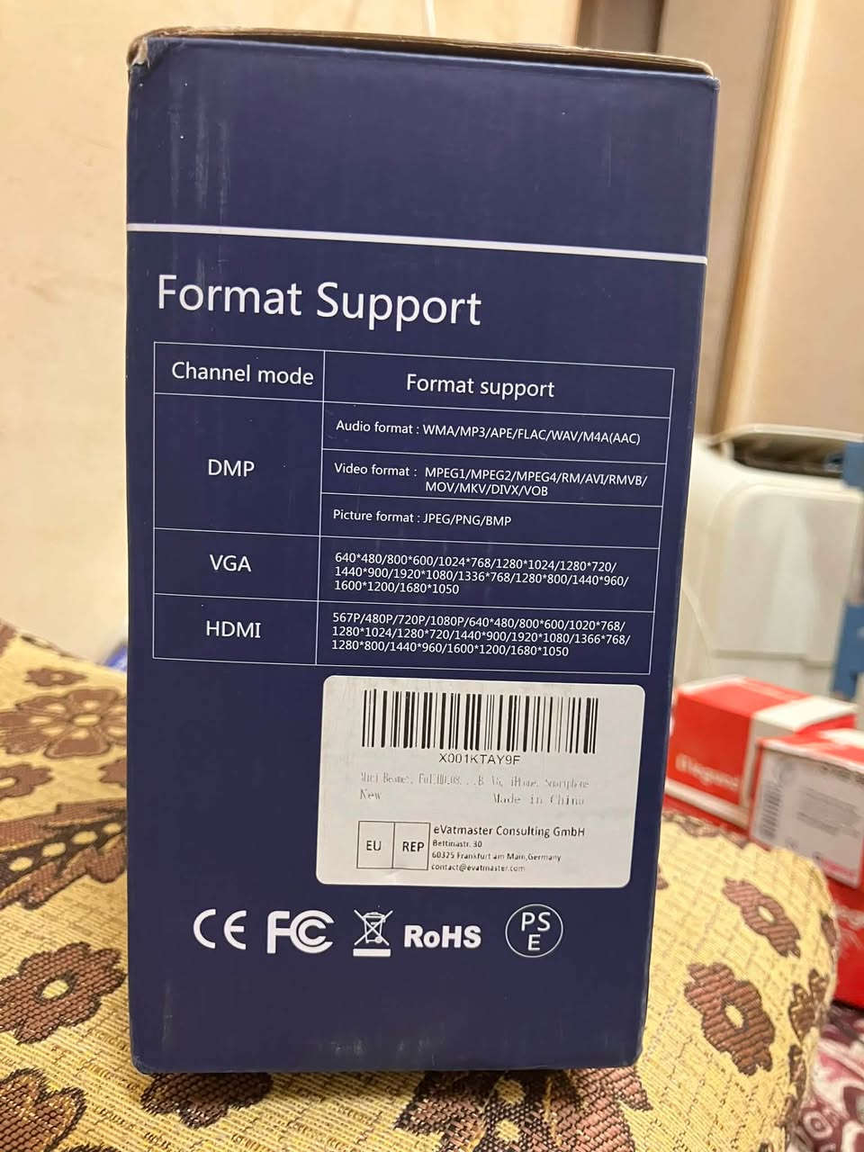 السعر ٨ الاف جديد 
إن جهاز العرض الصغير Ysametp Mini Projector هو بروجيكتور محمول واقتصادي، ومصمم خصيصاً لإنشاء تجربة سينما منزلية مدمجة وسهلة التنقل. يشتهر الجهاز بدعمه لدقة العرض العالية وخيارات التوصيل المتنوعة التي تجعله خياراً ممتازاً لمشاهدة الأفلام والألعاب.إليك التفاصيل الكاملة والمواصفات والمميزات الخاصة بجهاز Ysametp:المواصفات التقنية الأساسيةدقة العرض: يدعم دقة Full HD 1080P لتقديم صورة واضحة ومفصلة.نسبة التباين: تصل إلى 10000:1 مما يمنح الألوان عمقاً ووضوحاً أفضل.حجم الشاشة: يقدم تجربة عرض مرنة تتراوح من 50 بوصة إلى 200 بوصة بحسب مسافة الإسقاط.مسافة العرض الموصى بها: يفضل وضعه على مسافة تتراوح بين 1.5 إلى 5 أمتار من الحائط أو الشاشة.عمر اللمبة (LED): يدوم لفترة طويلة جداً تصل إلى 55,000 ساعة تشغيل.المنافذ والاتصاليأتي البروجيكتور مزوداً بمجموعة شاملة من المنافذ لتوصيل كافة أجهزتك الذكية:HDMI: لتوصيل أجهزة الكمبيوتر، اللاب توب، منصات الألعاب (مثل PS4/PS5)، وأجهزة التلفاز الذكية (TV Stick).USB & TF Card: لتشغيل ملفات الفيديو والصور مباشرة من الفلاش ميموري أو كروت الذاكرة.AV & VGA: للتوافق مع الأجهزة القديمة.مخرج صوت 3.5mm: لتوصيل سماعات الرأس أو مكبرات الصوت الخارجية.أبرز المميزاتتصميم صغير وخفيف: يزن حوالي 1 كجم تقريباً (2.15 رطل) وأبعاده المدمجة تجعل من السهل وضعه في حقيبة الظهر للتنقل به.صوت ستيريو مدمج: يحتوي على مكبرات صوت ستيريو ثنائية مدمجة توفر صوتاً سينمائياً محيطياً دون الحاجة لسماعات خارجية في الغرف الصغيرة.حماية العين ونظام تبريد هادئ: يعتمد على نظام إضاءة LED مريح للعين لتقليل الإجهاد أثناء المشاهدة الطويلة، مع مروحة تبريد متطورة تعمل بصوت منخفض جداً.الاتصال بالهواتف الذكية: تتوفر منه طرازات تدعم الاتصال اللاسلكي (Wi-Fi) لعرض شاشة هواتف آيفون وأندرويد مباشرة، بينما تتطلب الطرازات الأساسية استخدام وصلة تحويل من الهاتف إلى منفذ HDMI.محتويات العلبة النموذجيةعند الشراء، تأتي العبوة غالباً محملة بالملحقات التالية لتبدأ التشغيل فوراً:جهاز العرض الصغير Ysametp.حامل ثلاثي القوائم (Tripod) لتثبيت الجهاز وتوجيهه.جهاز تحكم عن بعد (Remote Control).كابل HDMI وكابل الطاقة وكابل AV المعياري.حقيبة قماشية برباط لتسهيل الحمل والحماية.


**إذا كنت صاحب هذا الإعلان وتريد حذفه لأي سبب، رجاءا أرسل رسالة إلى الدعم الفني**