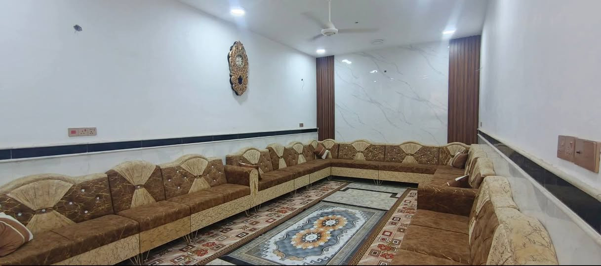 بيت طابو صرف المساحه 200واقع حال 300 للبيع  بي استقبال وصالتين وغرفتين ومطبخين حمام داخلي وحمام خارجي وحديقه شبابيك الغرف مطلات على  الحديقه يعني موعلى منور لافايده ولازايده بس اسمه شباك ستاره الصطح اشتايكر كامل بناء 2023 الشارع مالته عرضه 15م حرف T وشارع ثاني خلف البيت من جهة الحديقه يعني البيت اله وجهين يرهم ينقسم بيتين المكان ناصريه حي الصحفيين بين كلية الامام الكاضم والسجن الاصلاحي السعر 180مليون وبي مجال البيت ساحب علي قرض اسكان مطلوب تقريبا 65مليون يكطع الطلب وهو يسدد 330 بالشهر وينطيني الباقي
***********
