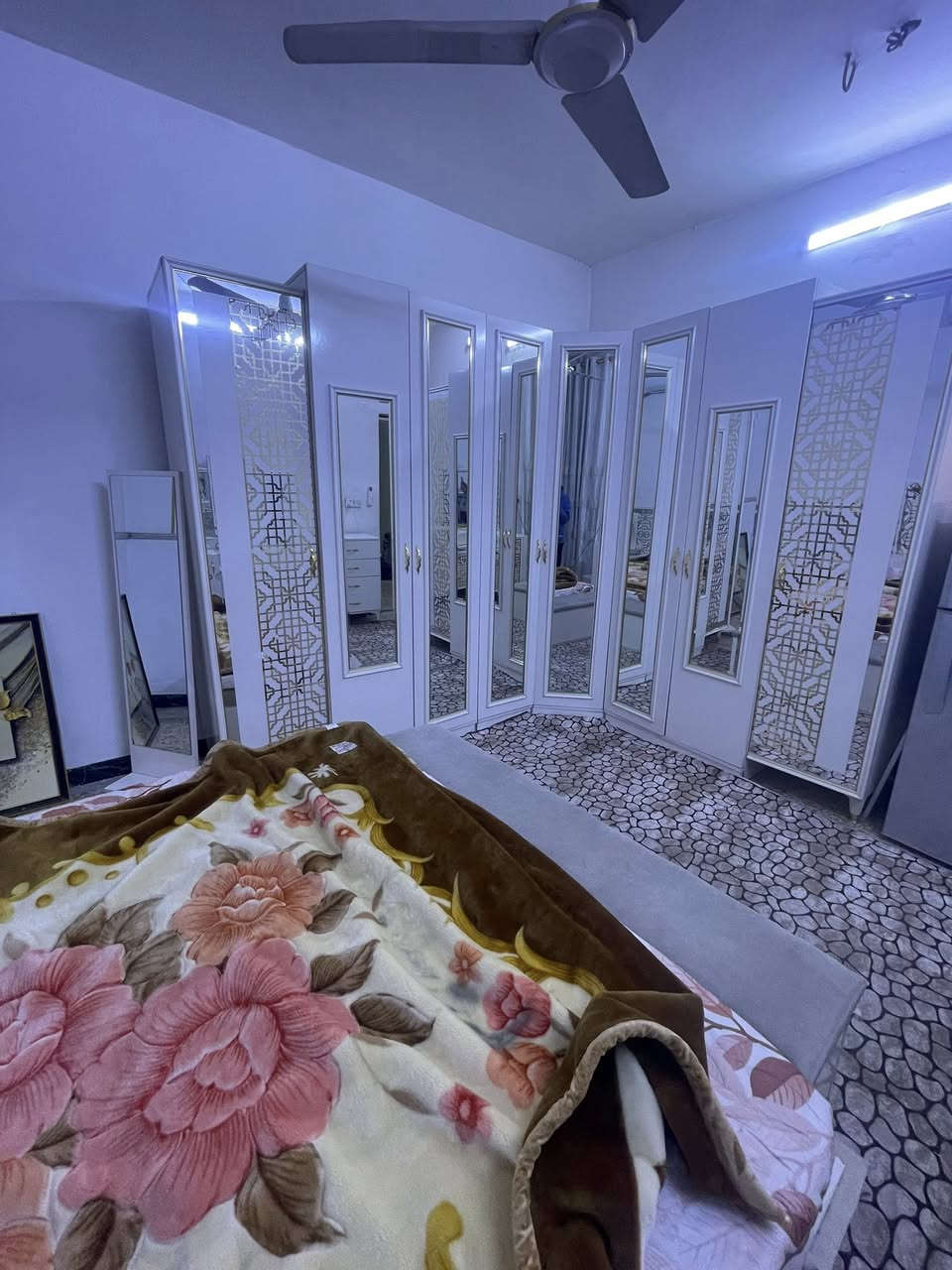 السلام عليكم غرفه اخشاب تركيه 9 قطع كنتور زاويه 8 ابواب بمليون وبيها مجال مكاني بغداد الشعله ***********
