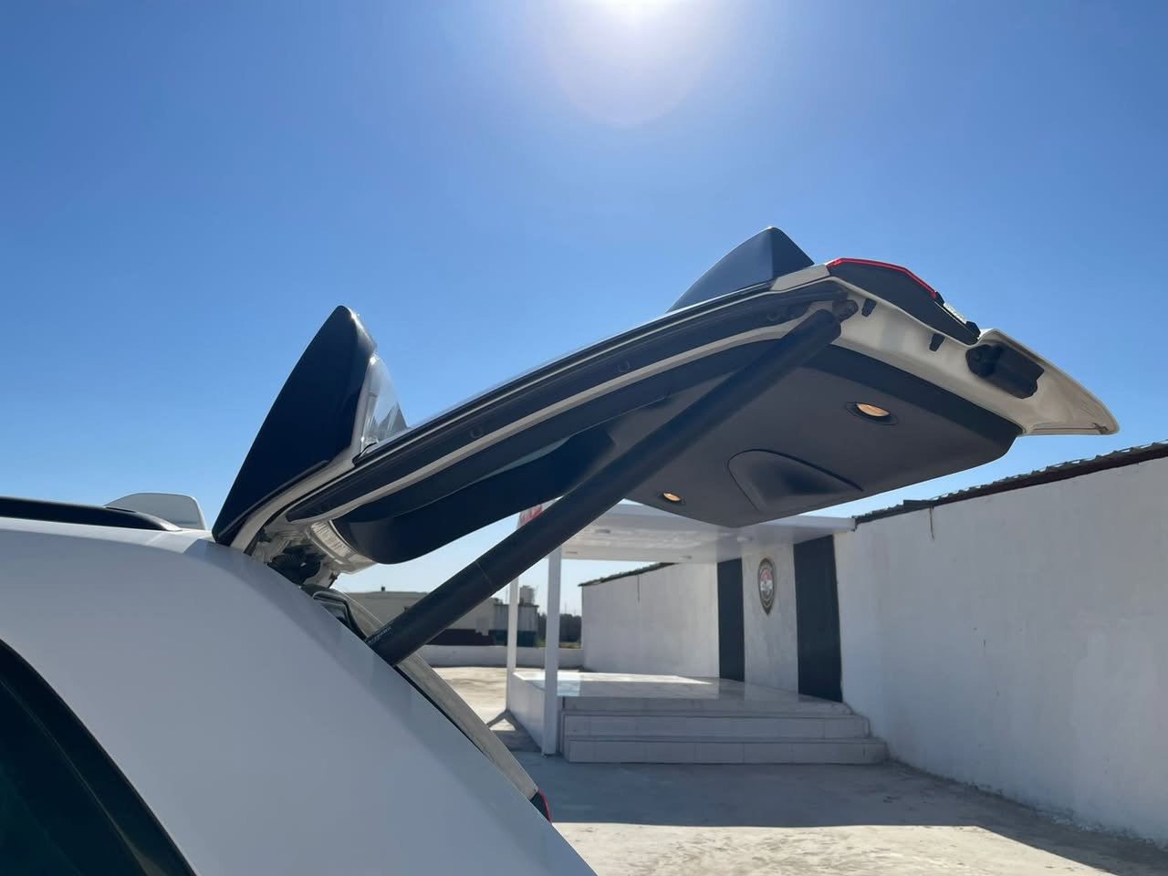 جيب كراند شيروكي ليميتد بلاك توب
موديل ٢٠٢٢ مواصفاتها كلش حلوه اخذتهه قبل ٥ شهور كملتهه ودللتهه ومجاي اطلع بيهه لانه اني عسكري تفويلة البانزين المحسن اظل بيهه شهر كامل 
اريد )مراوس( بهايبرد ٢٠٢٤ بس كون حادث بسسيط
سنويه باسمي/ سكني بغداد 
تليفون ***********
