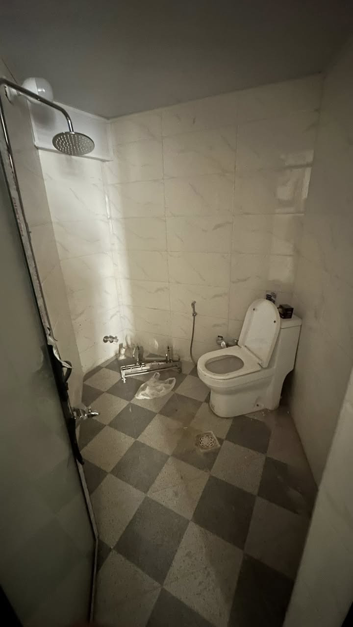 شقه صغيره طابق ارضي للإيجار تصلح مخزن او معرض او سكن صغير العنوان شارع الكراده داخل بداية فرع مجمع ركن الكراده 
***********
بناء جديد سعر الايجار 450 الف
