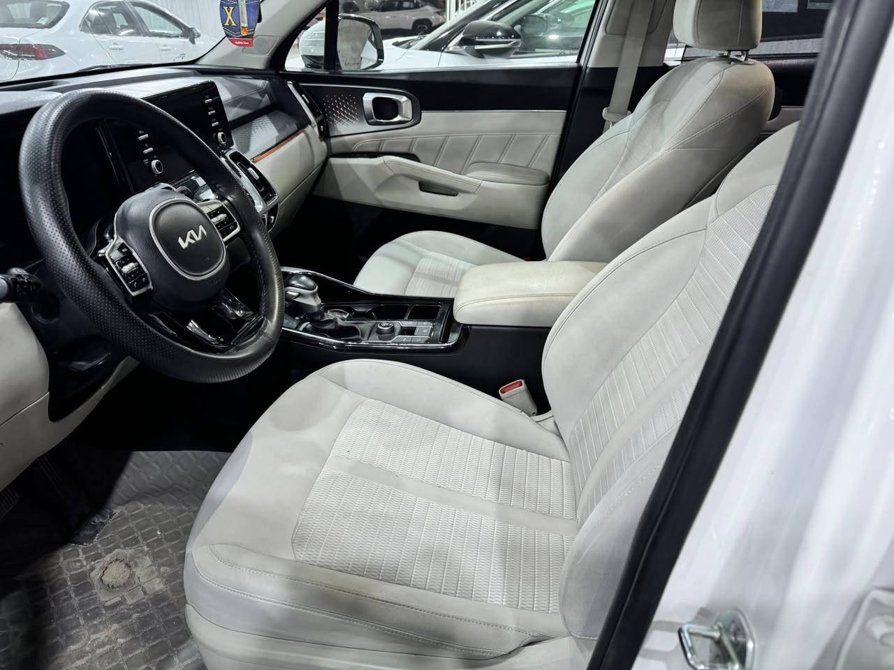 سورنتو ٢٣
اربعه سلندر ٢٧٠٠
كير عصا
جنطه كهرباء
سايد بريك بصمه
سبعه راكب 
اربيل دولي 
بيها طخه بل الباب خلفي 
لمزيد الاتصال ***********
سعرها مناسب
