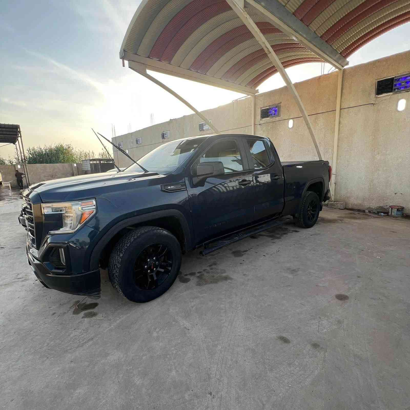 السلام عليكم سيرا موديل 2021 بيع او مراوس حسب القناعه سياره وراد أمريكي محرك 8 سلندر 5300 حادث بابين و جاملغ مبدل و صبغ قليل بالبيند بدون شاصي و لغد رقم أربيل سياره جديد ماشيه 68 الف كيلو قابل للزياده السعر270  ورقه مكان السياره بغداد الاسكان ***********

