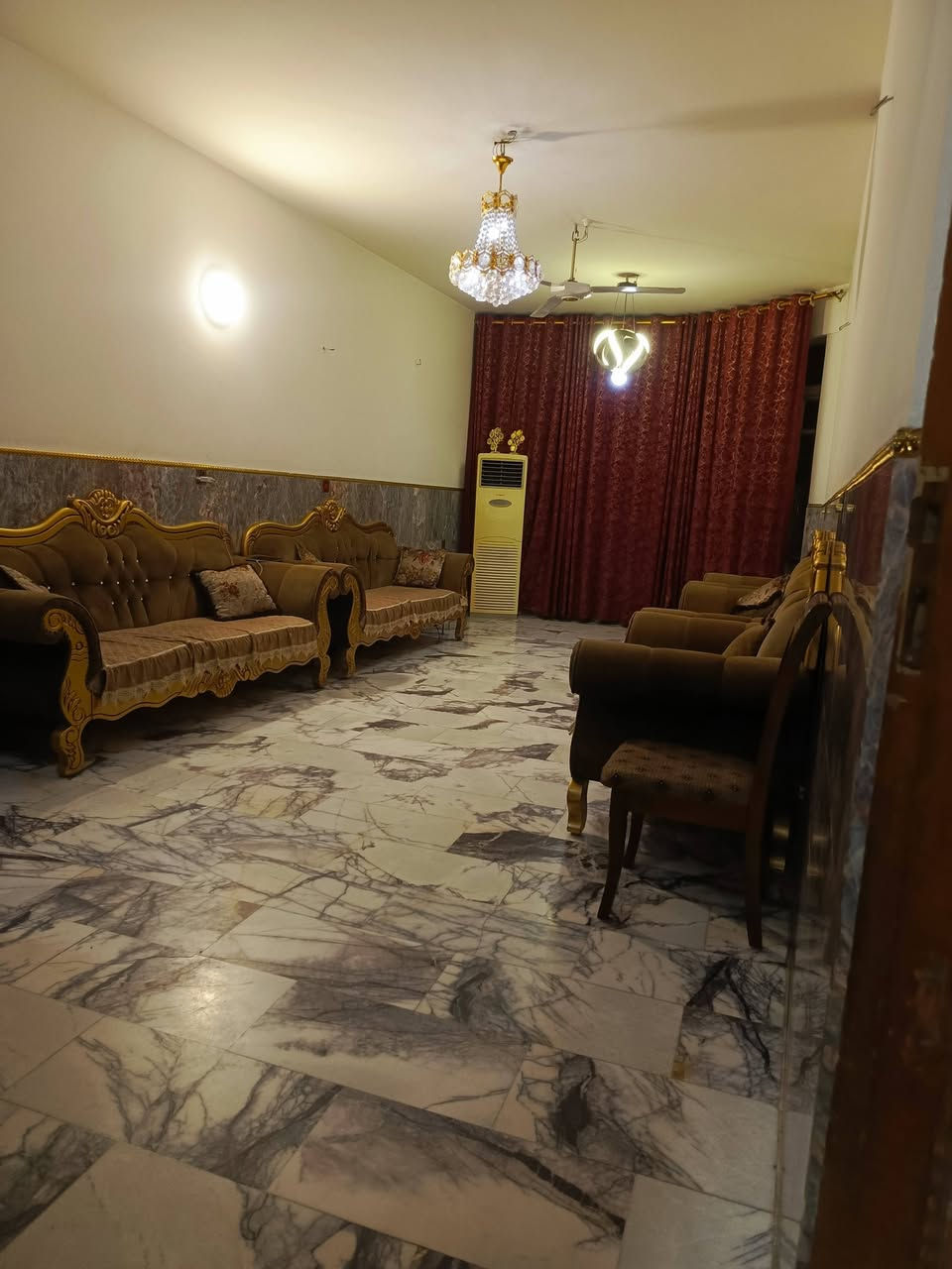 بيت للبيع او مراوس في البلديات مساحة 220 م
طابقين كامل البناء وحديث الطابق الارضي استقبال وصالة وغرفتين نوم ومطبخ وحمامات داخلية ومنور 

والطابق الأول اربع غرف نوم وحمام وبلكونة  
مكان بغداد الرصافة الثانية الكمالية حي الزهراء في بستان علي كمال قرب مدرسة البستان الاهلية 
للاستفسار ***********
