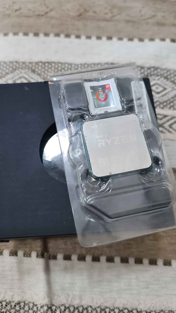 Ryzen 5 3600
🔹 6 أنوية (Cores) → يعني يقدر يشغل عدة مهام بنفس الوقت
🔹 12 خيط (Threads) → يساعد بالألعاب والشغل الثقيل
🔹 سرعة:
عادية: 3.6 GHz
توصل: 4.2 GHz
🔹 كاش (Cache): 32MB → ذاكرة داخل المعالج تسرّع الأداء
سعر : خاص
نوع : تري (بدون بوكس) 
Ryzen 5 5500
🔹 6 أنوية
🔹 12 خيط
🔹 سرعة:
عادية: 3.6 GHz
توصل: 4.2 GHz
🔹 كاش: 16MB (أقل من 3600)
سعر : خاص
نوع :اوبن بوكس مع مروحه (مفتوح للفحص فقط) 

اكو فيديو بينش مارك يبين لك الفرق بينهم 
واذا تريد ابحث عل يوتيوب

تواصل : *********** واتساب بغداد, العراق
